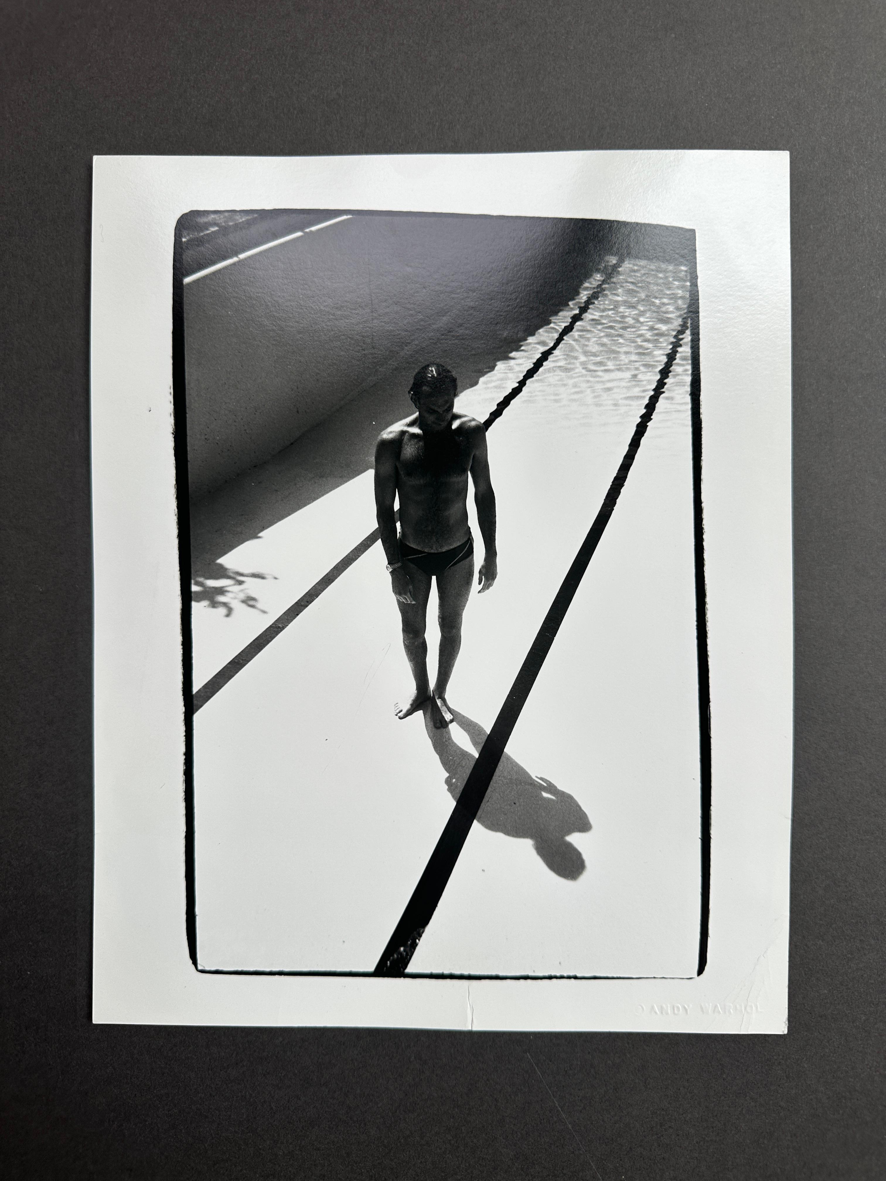 Jon Gould in Empty Pool in Palm Beach – Photograph von Andy Warhol