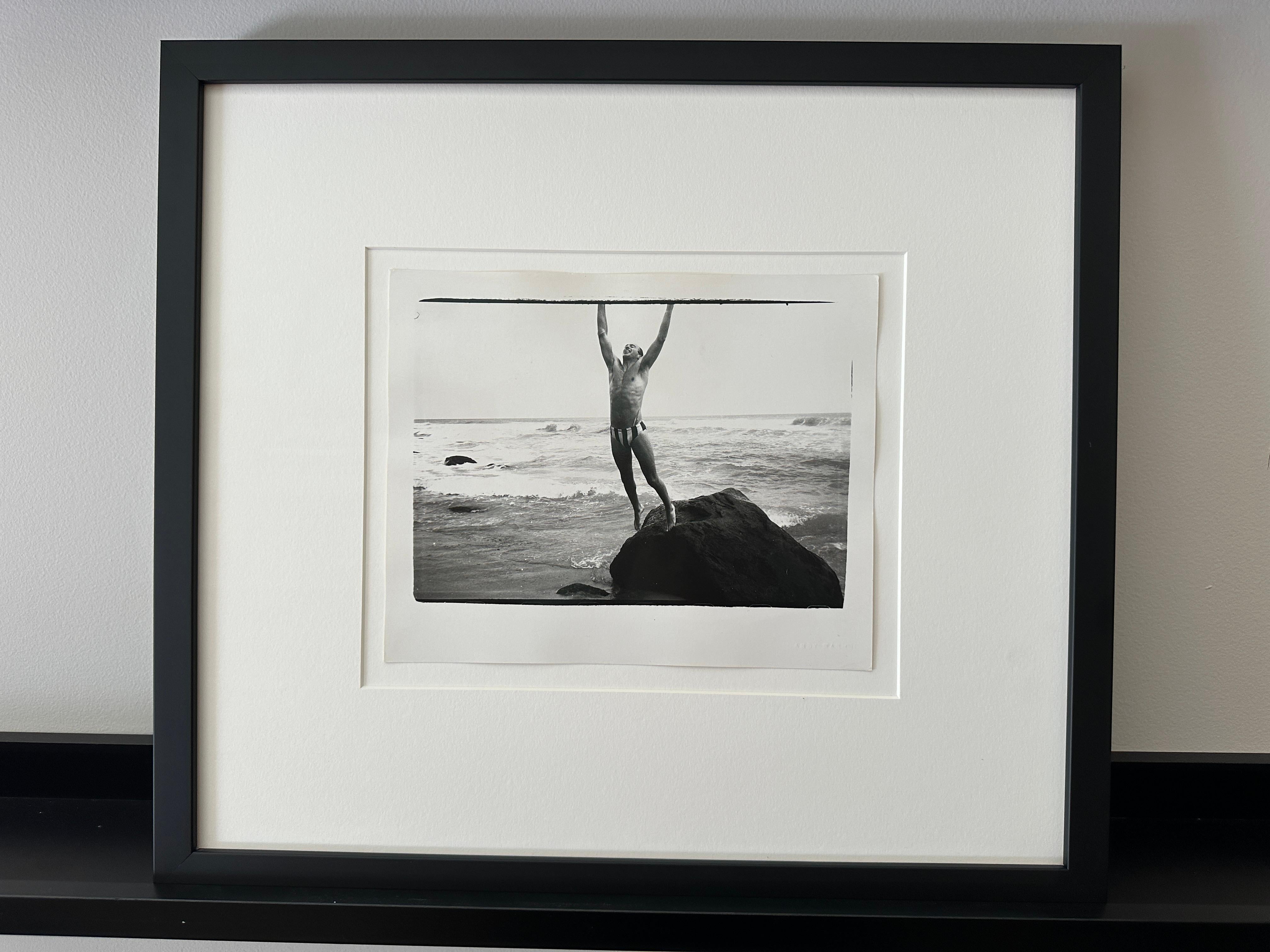 Jon Gould sautant du rock à Montauk - Photograph de Andy Warhol