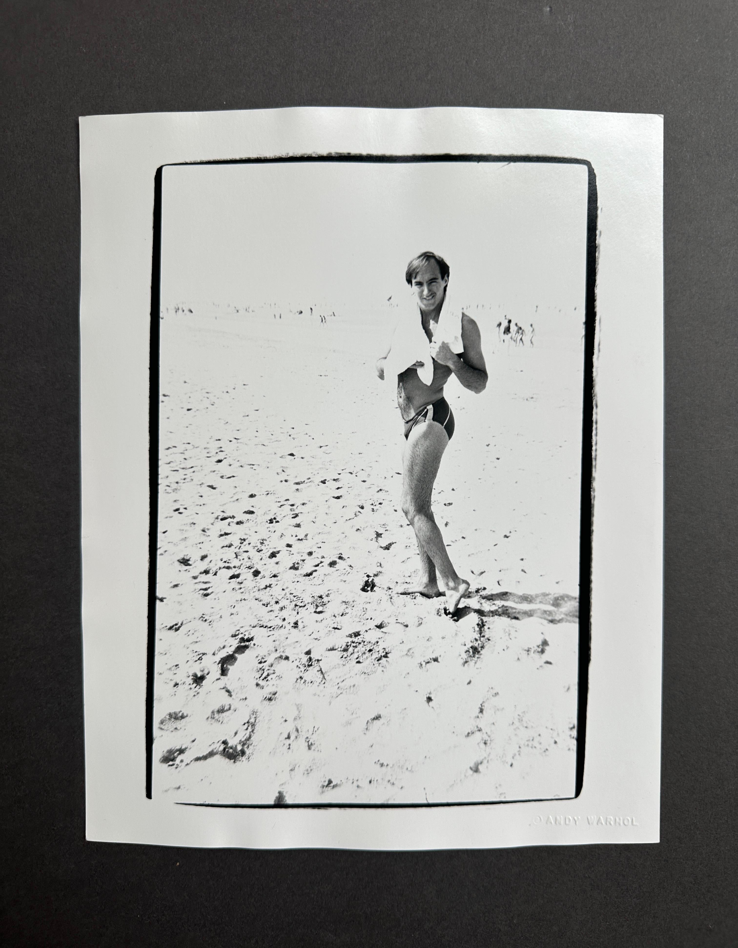 Jon Gould am Strand mit Handtuch in Deauville, Frankreich – Photograph von Andy Warhol