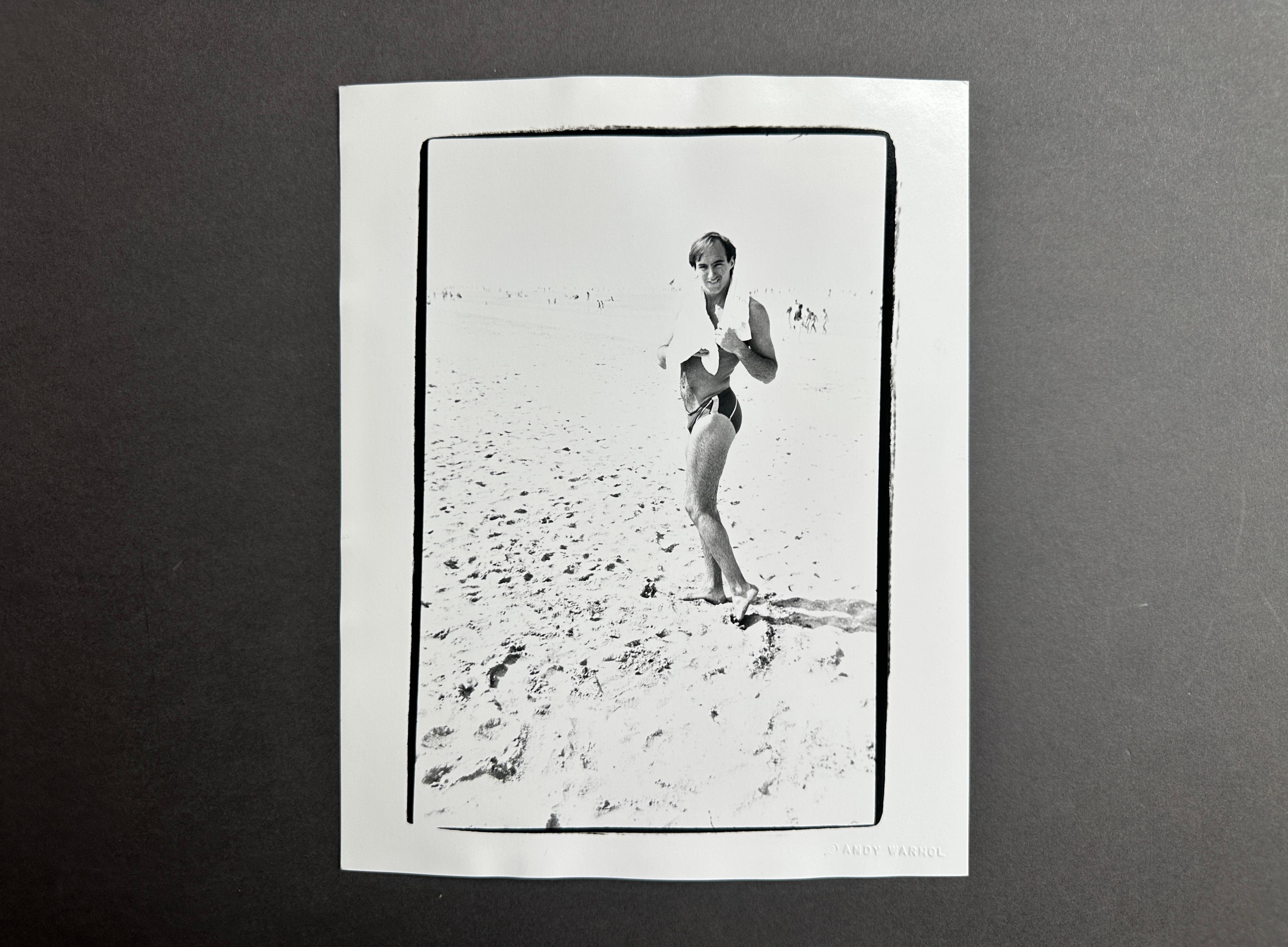 Jon Gould am Strand mit Handtuch in Deauville, Frankreich (Pop-Art), Photograph, von Andy Warhol