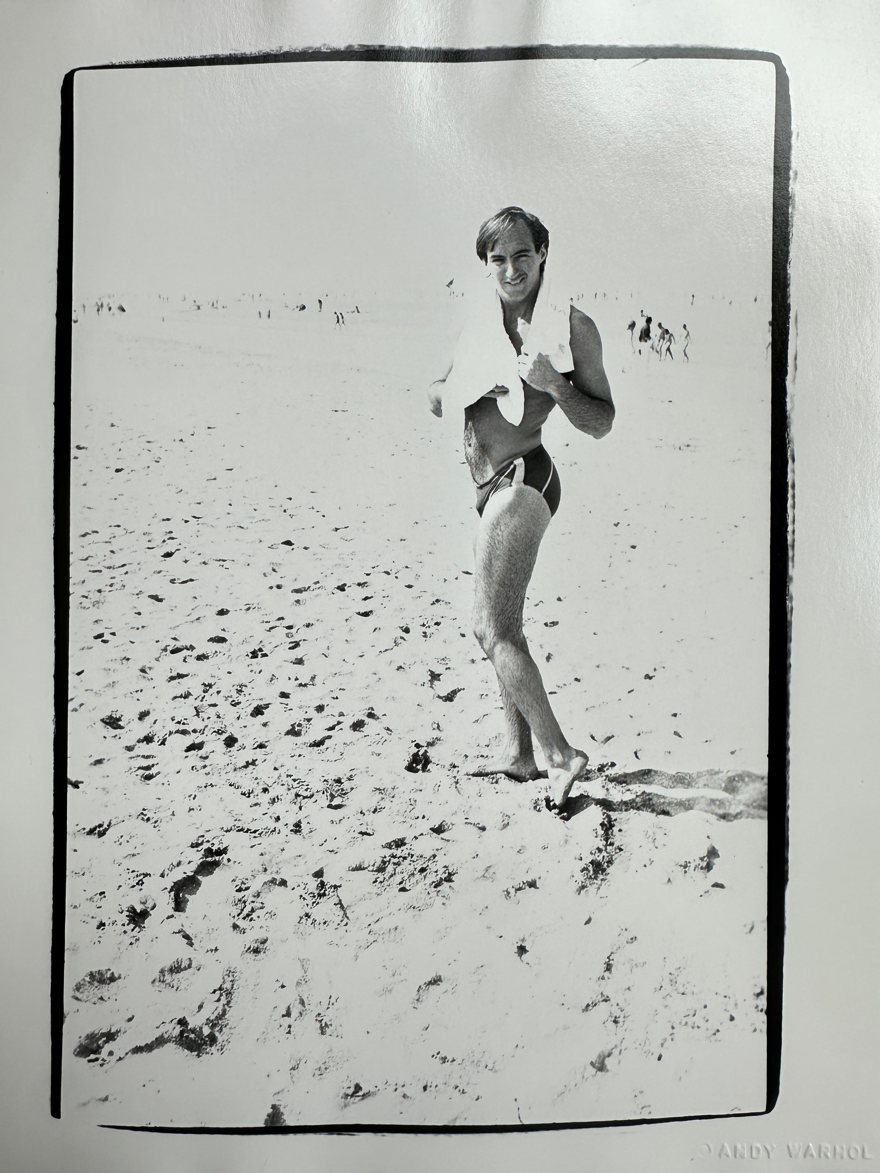 Jon Gould am Strand mit Handtuch in Deauville, Frankreich im Angebot 1