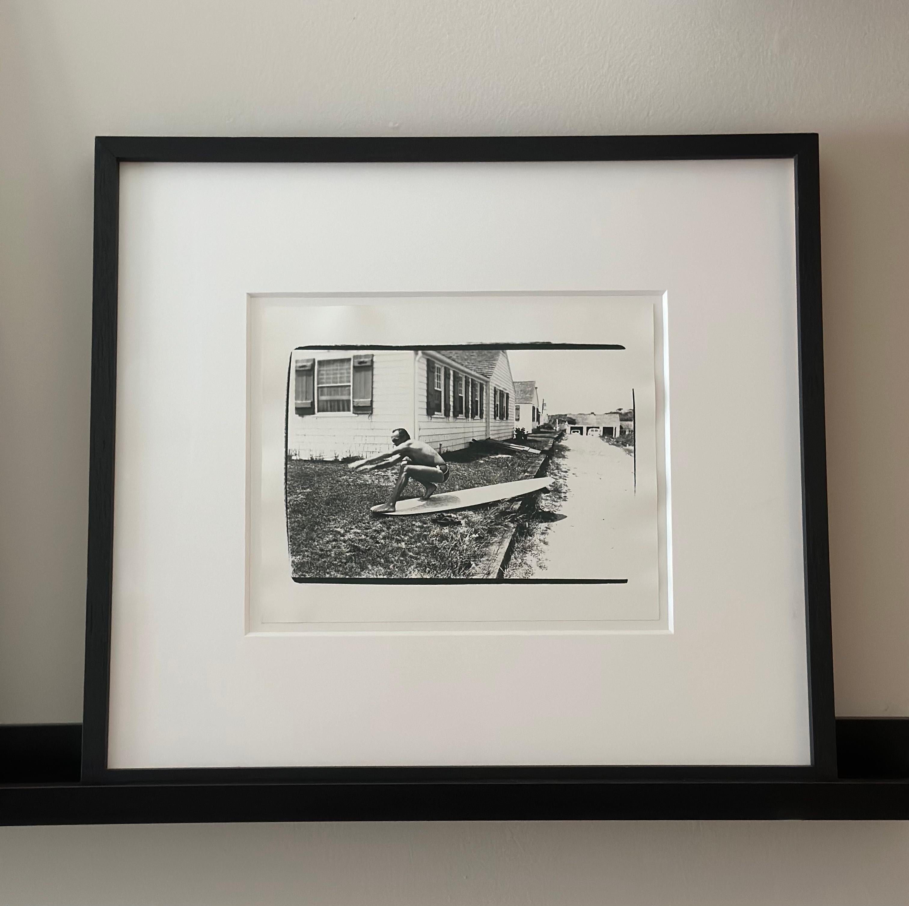 Jon Gould sur planche de surf à Montauk - Pop Art Photograph par Andy Warhol