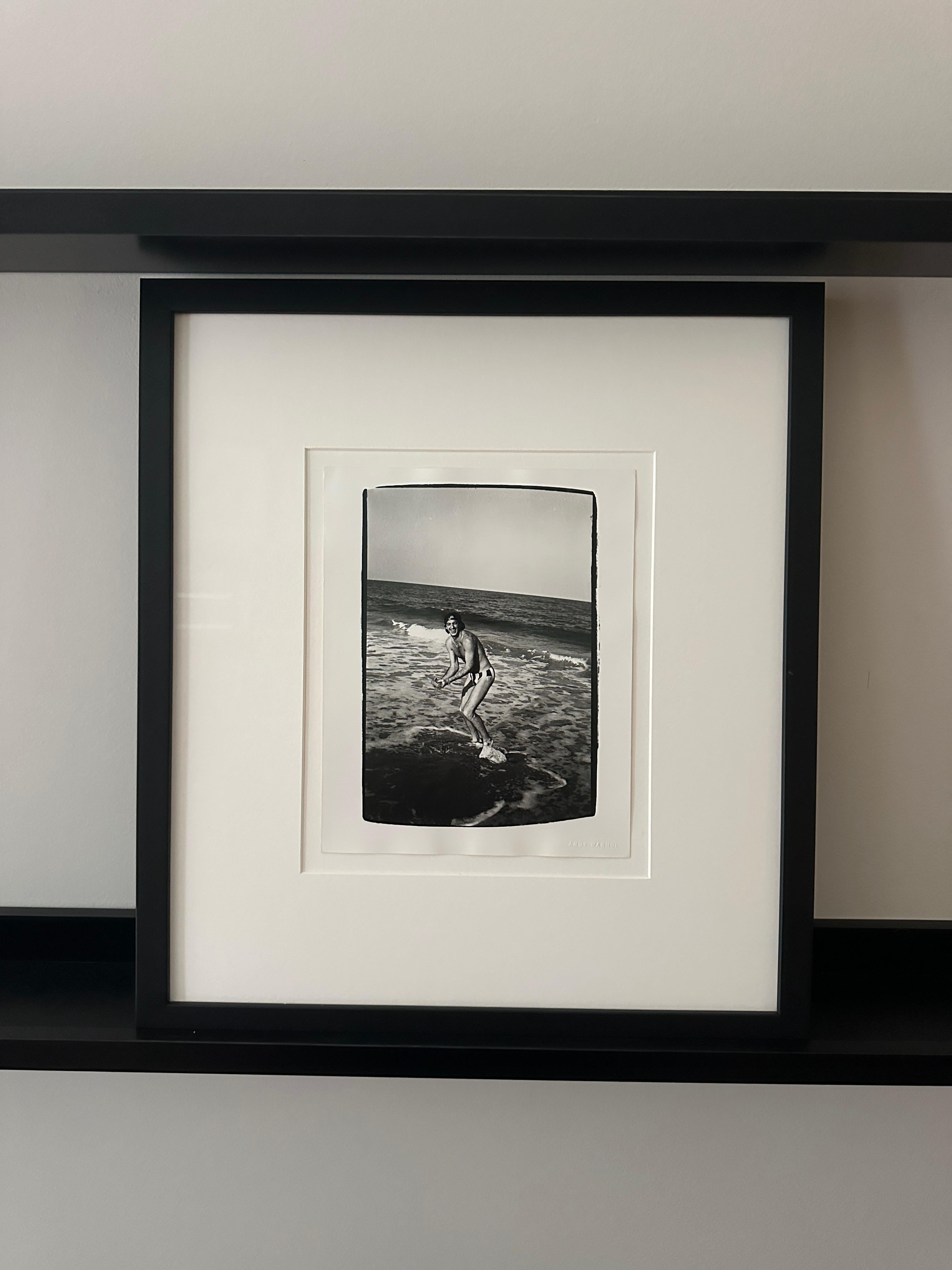Jon Gould joue au surf à Palm Beach - Photograph de Andy Warhol
