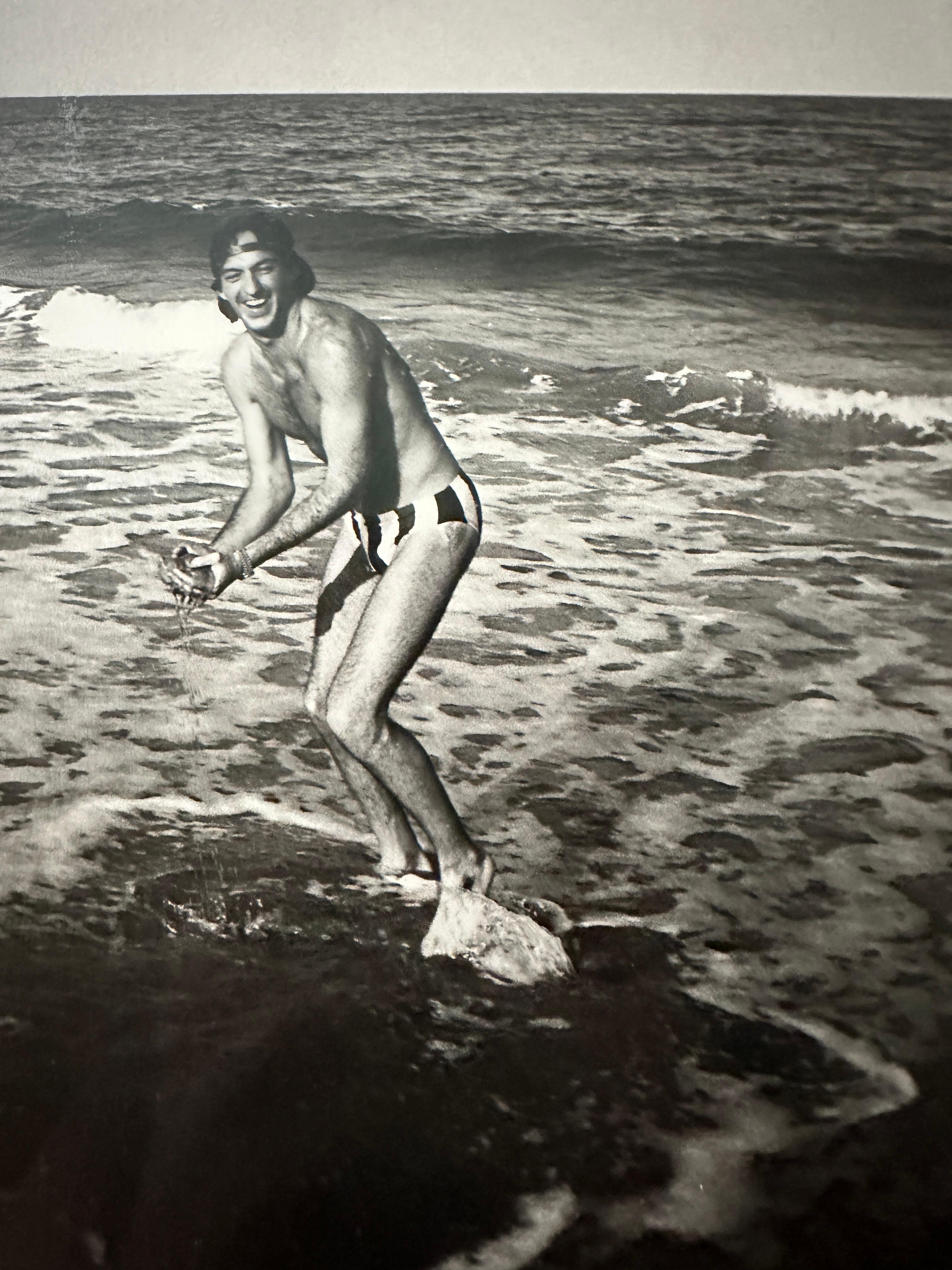 Jon Gould joue au surf à Palm Beach - Gris Black and White Photograph par Andy Warhol