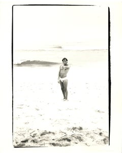 Jon Gould Pointant sur la plage de Fire Island