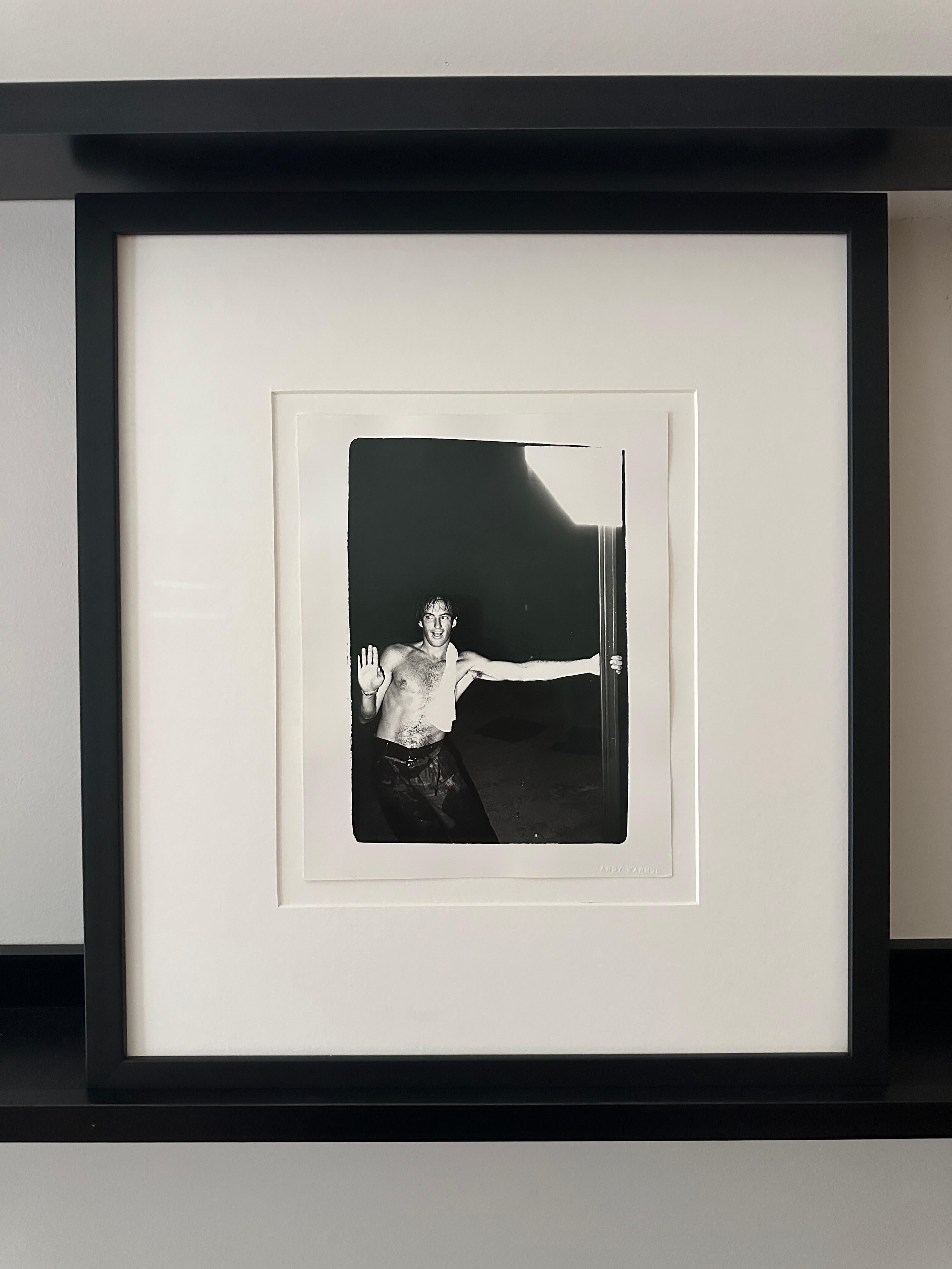 Jon Gould non chemise la nuit à Palm Beach - Photograph de Andy Warhol