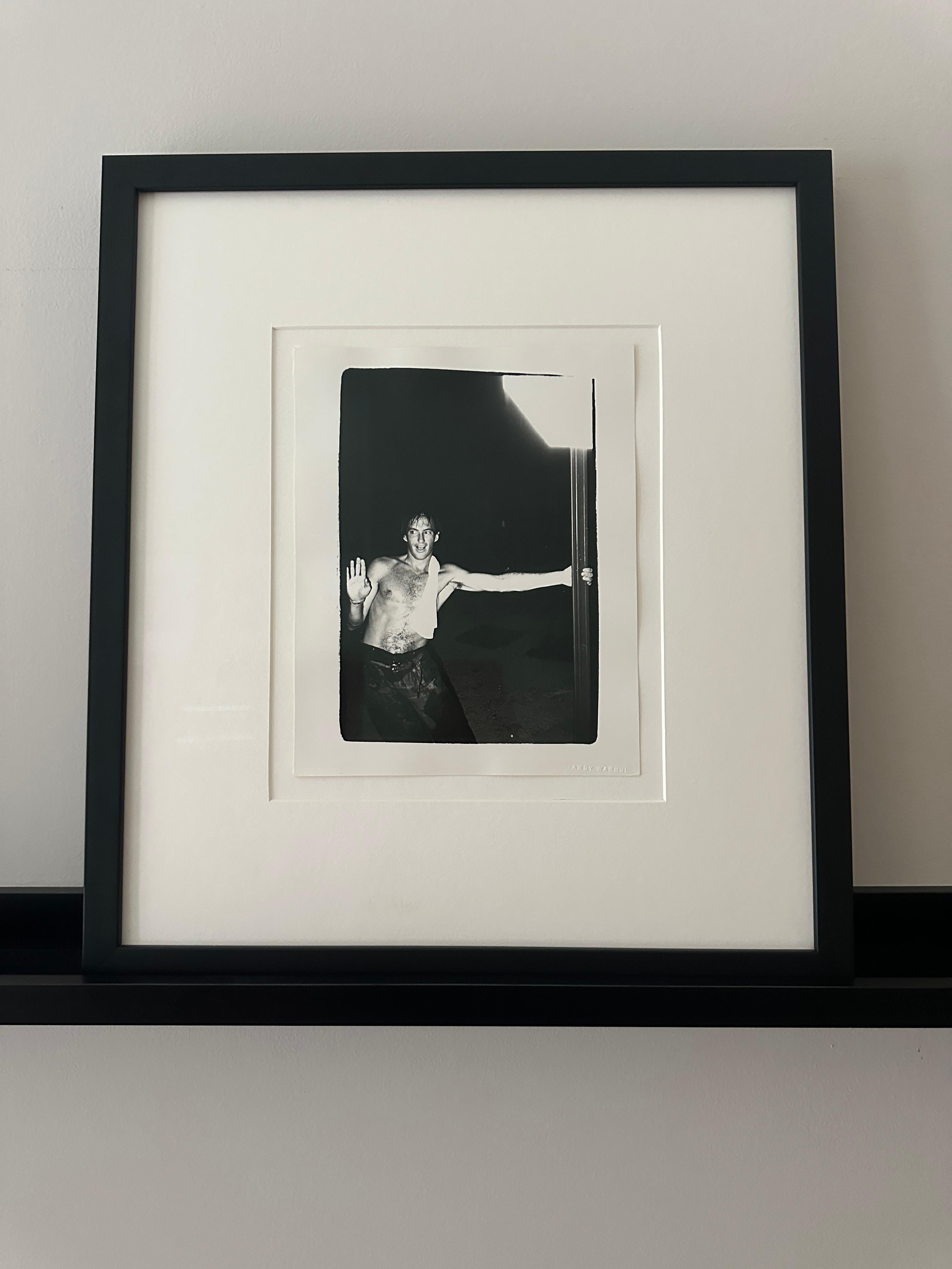 Jon Gould non chemise la nuit à Palm Beach - Noir Figurative Photograph par Andy Warhol