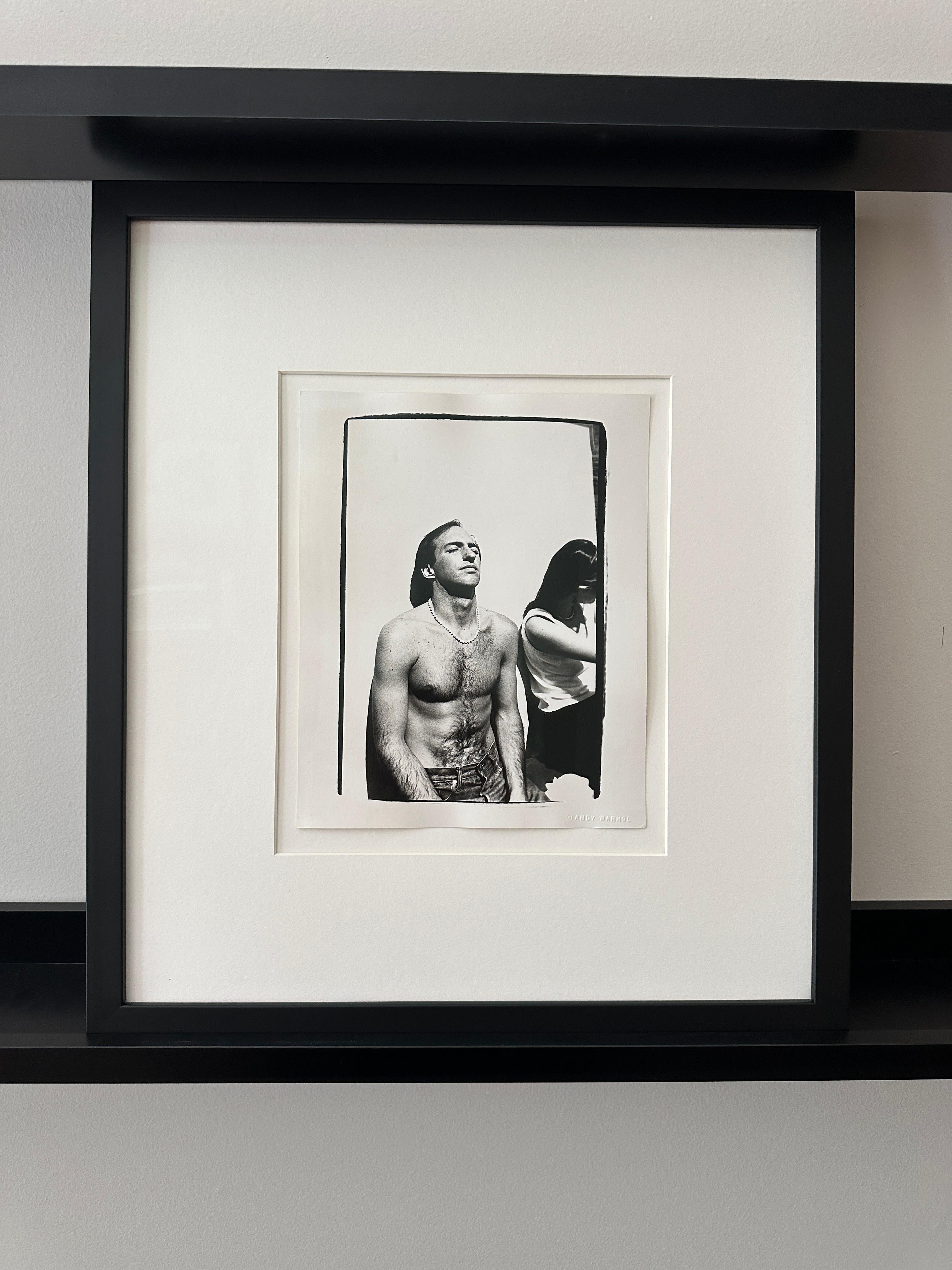 Jon Gould torse nu au soleil en jeans à Cape Cod - Photograph de Andy Warhol