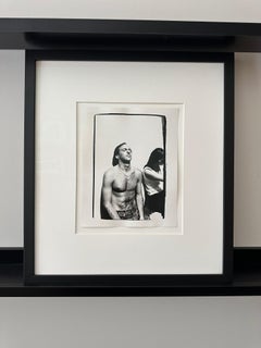 Jon Gould a torso nudo mentre prende il sole in jeans a Cape Cod