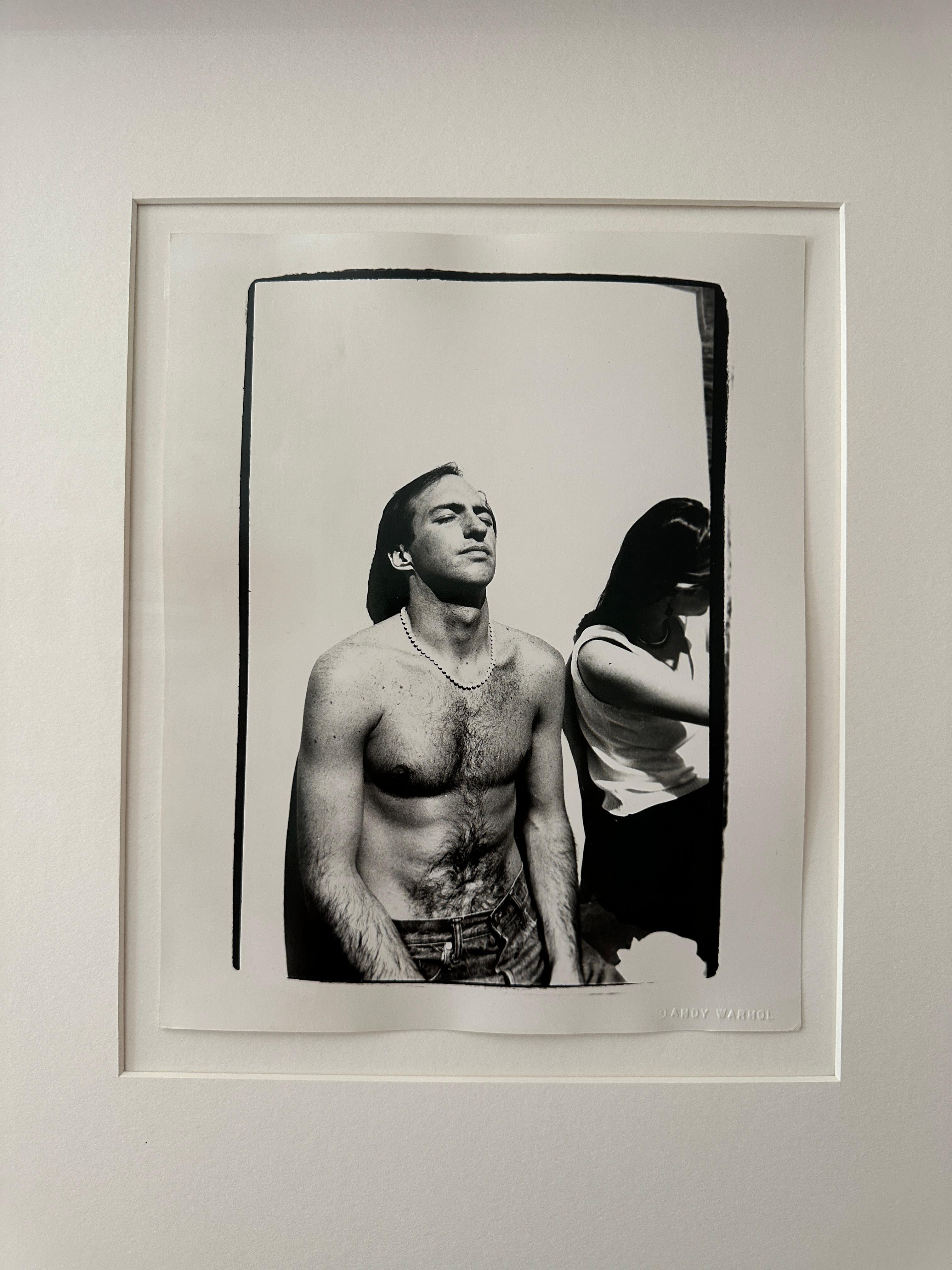Jon Gould torse nu au soleil en jeans à Cape Cod en vente 2