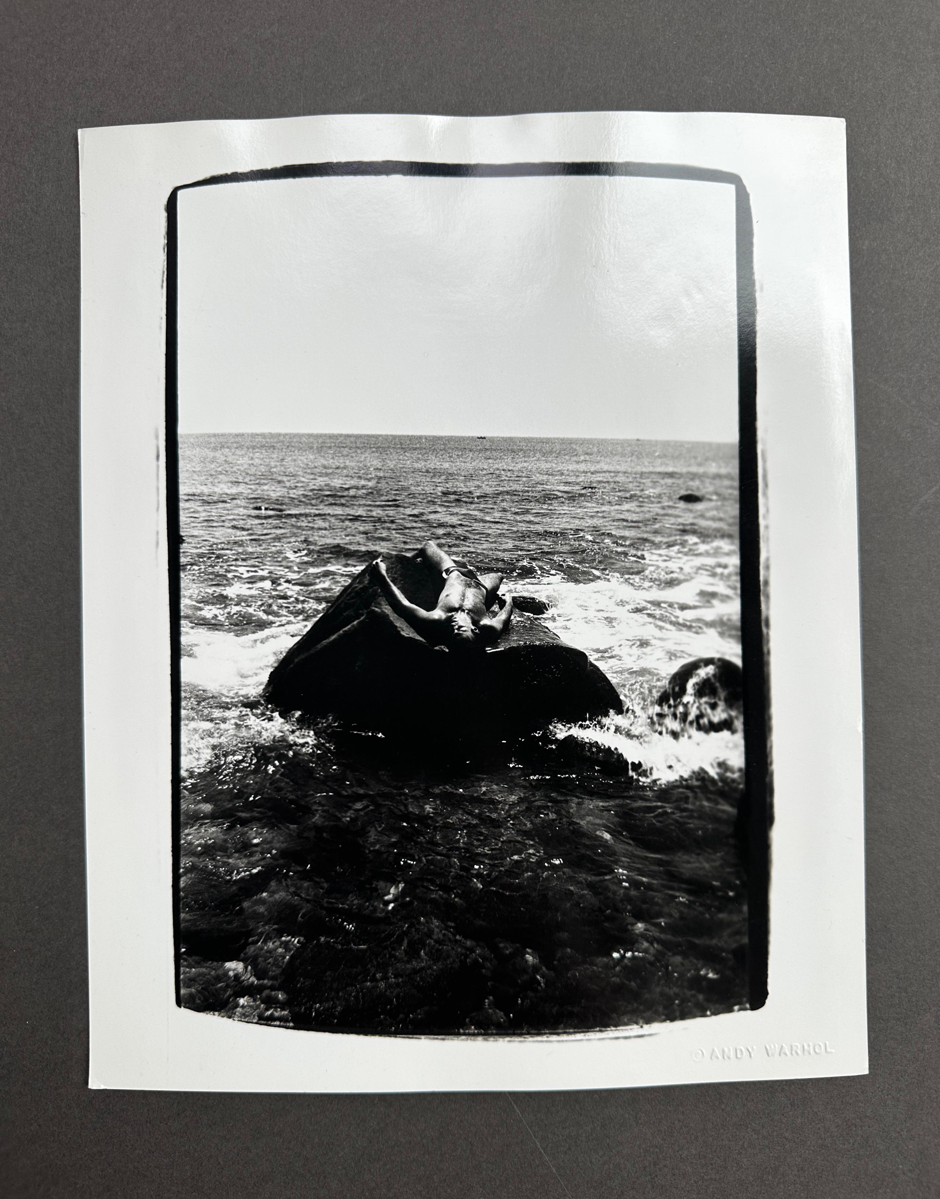Jon Gould steso su una roccia a Montauk - Photograph di Andy Warhol
