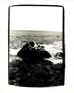 Jon Gould steso su una roccia a Montauk