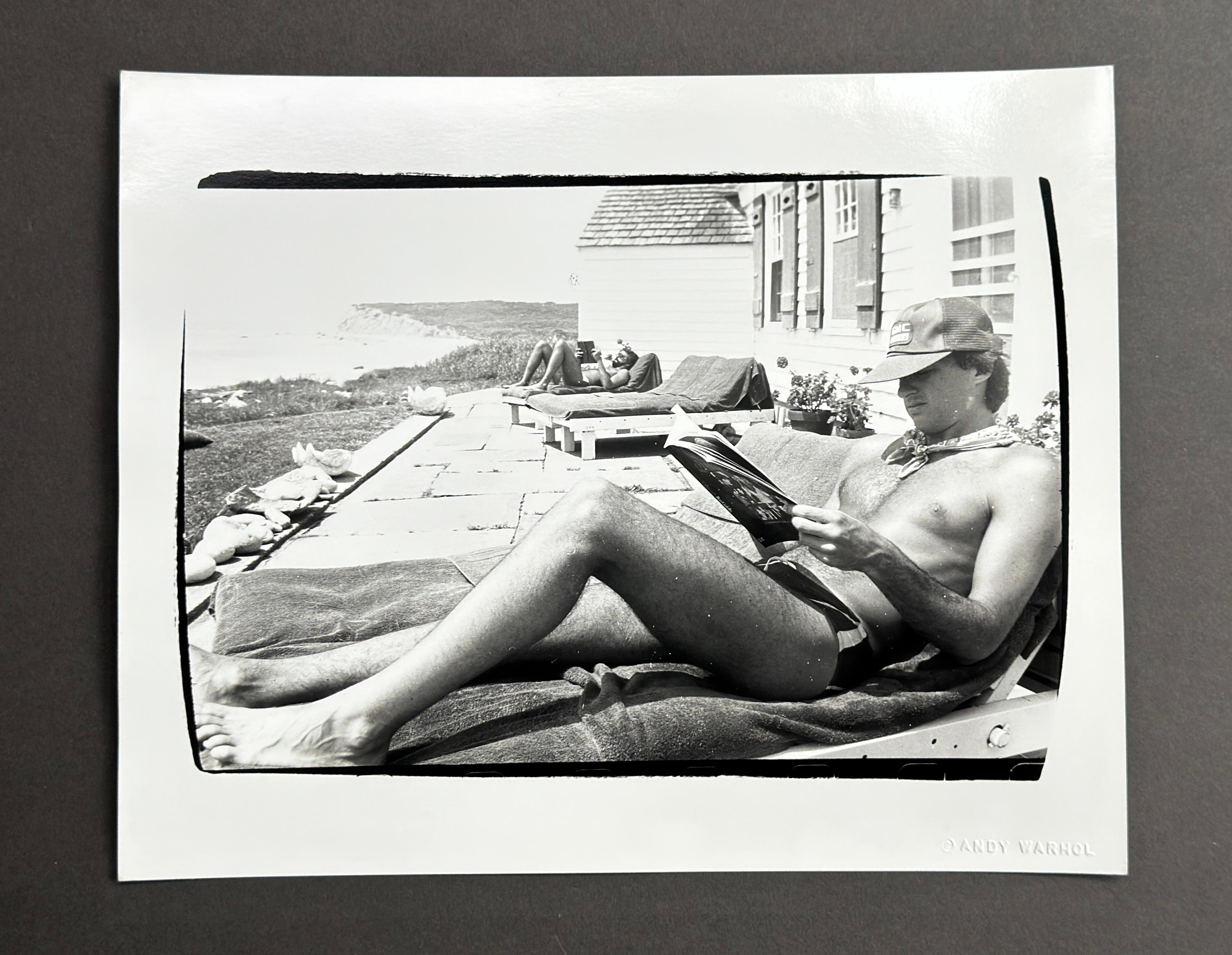 Aus der Jon Gould Collection of Andy Warhol Photographs 

Jedes Foto ist ein Unikat mit der Blindprägung 