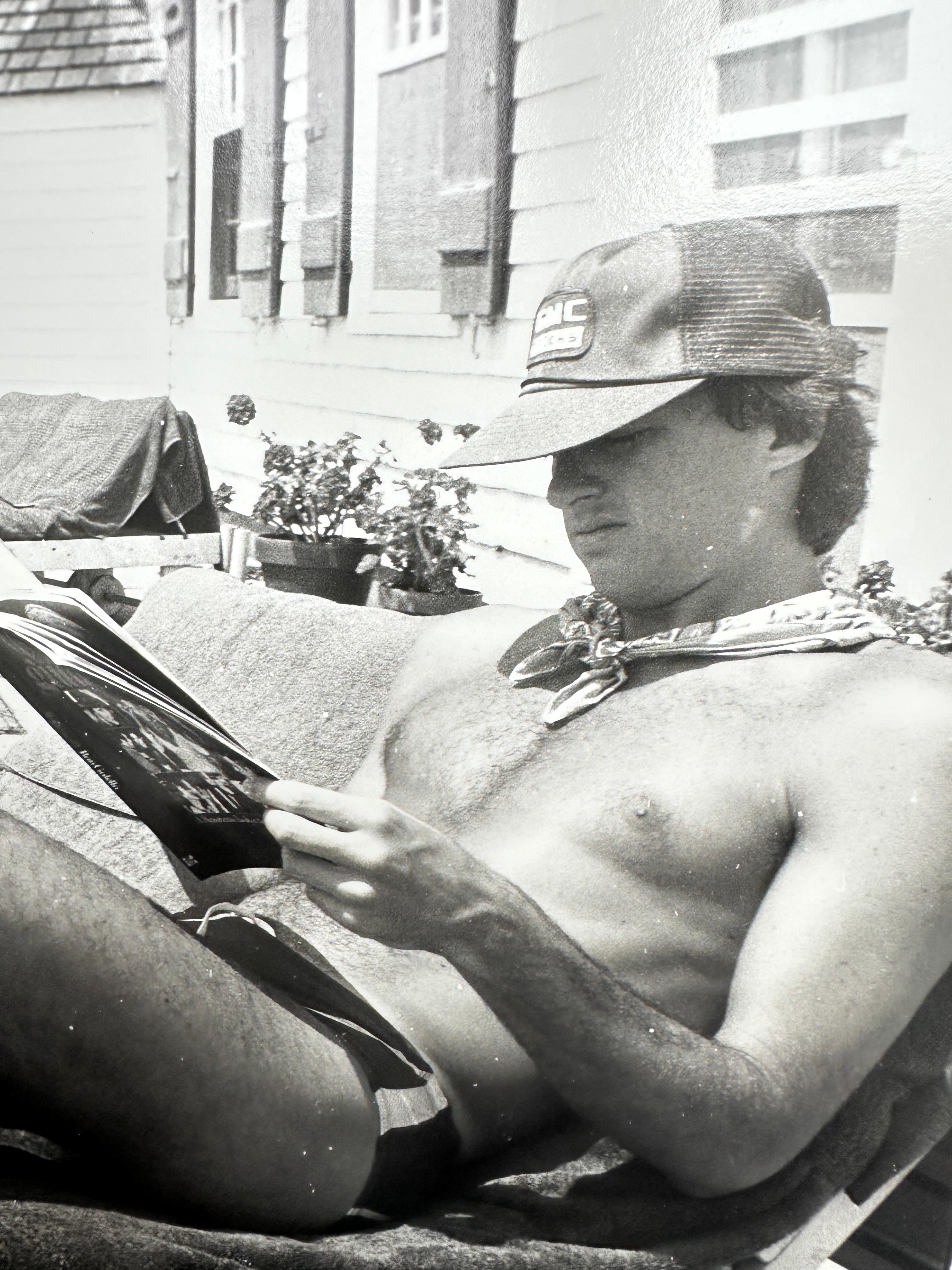 Jon Gould Sonnenbaden in Montauk im Angebot 1