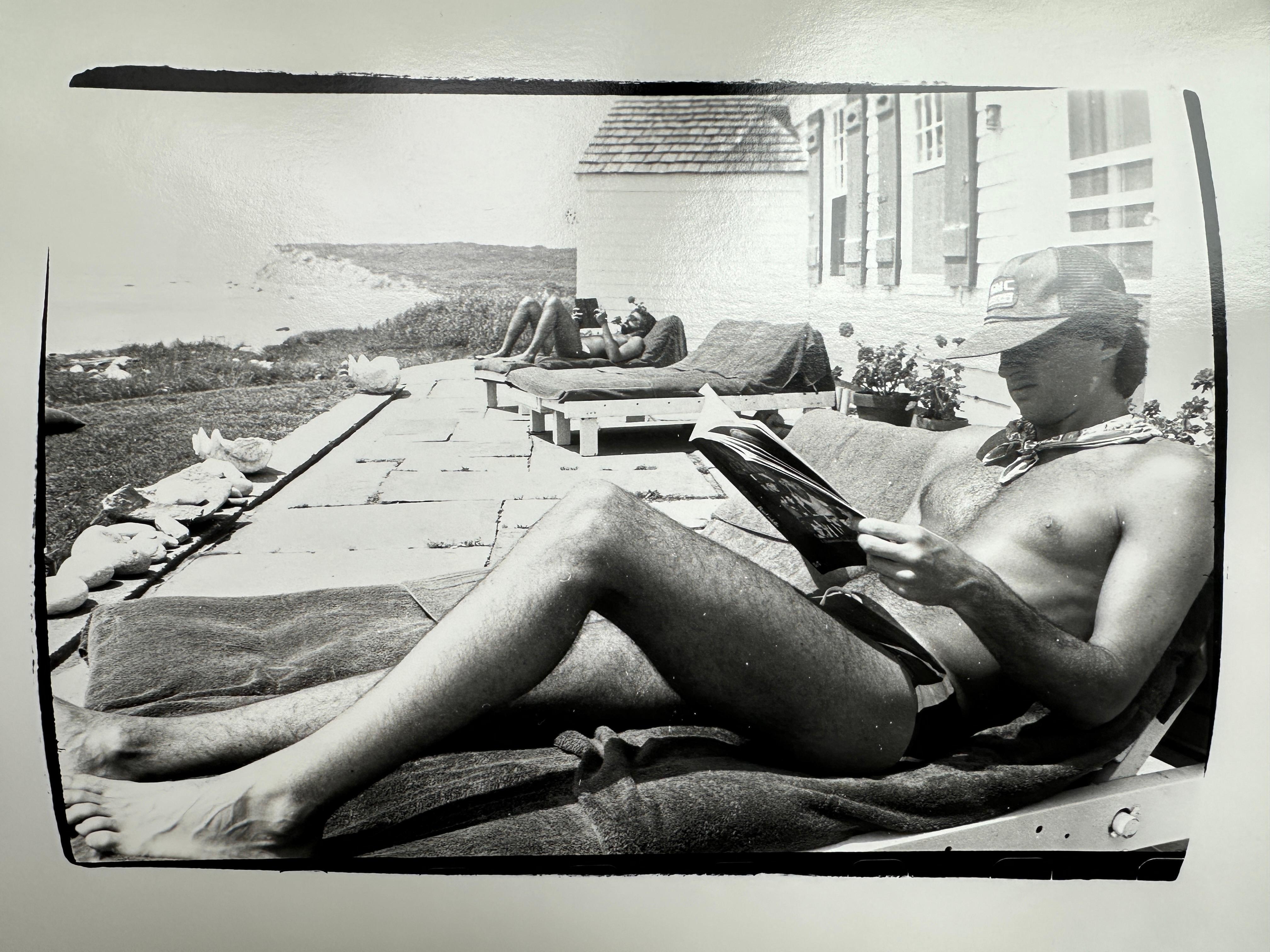 Jon Gould Sonnenbaden in Montauk im Angebot 2