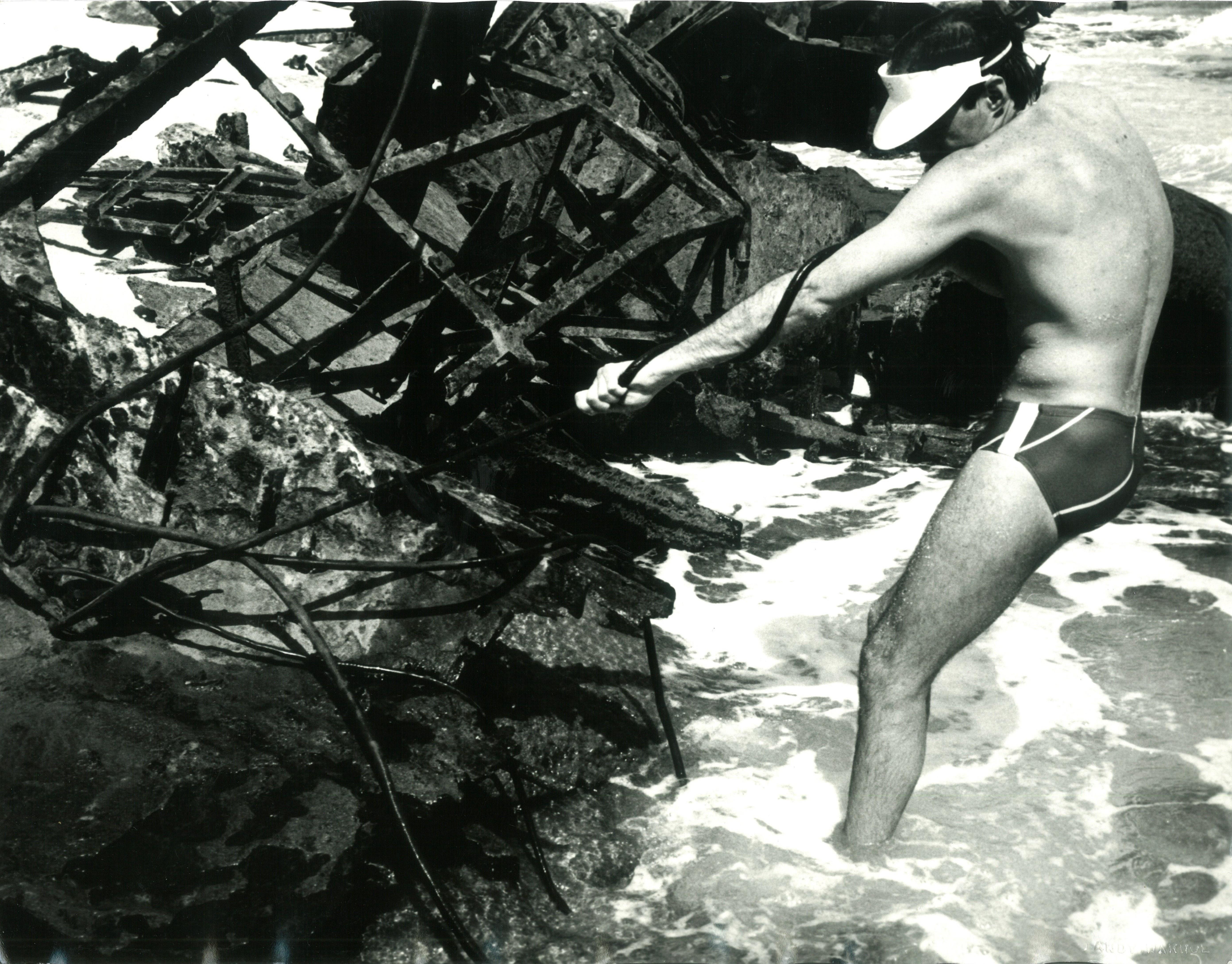Black and White Photograph di Andy Warhol - Jon Gould Sotto il molo (11" x 14")