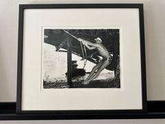 Jon Gould sotto il molo che oscilla sulla corda (11 x 14 in)