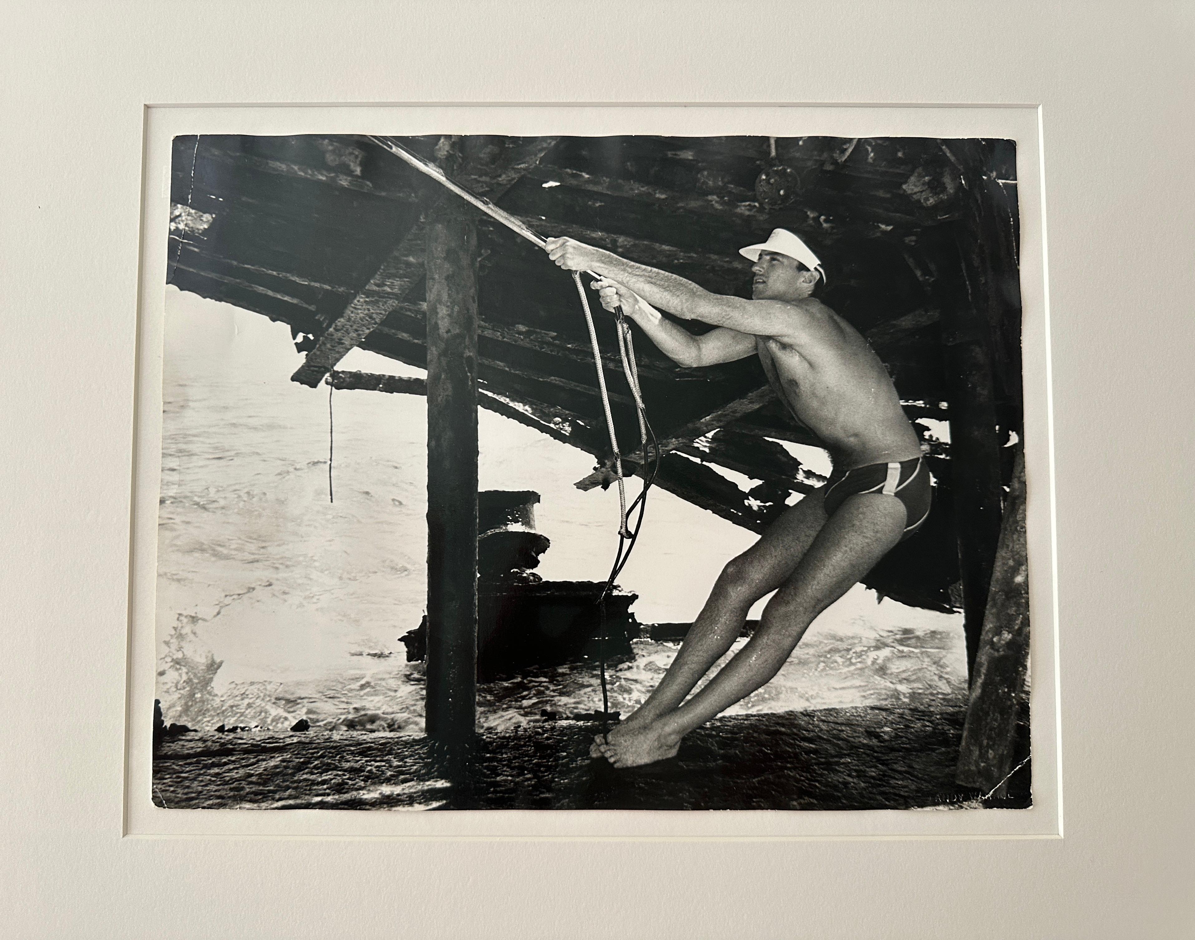 Jon Gould Swinging on Rope (11 x 14 pouces) en vente 1