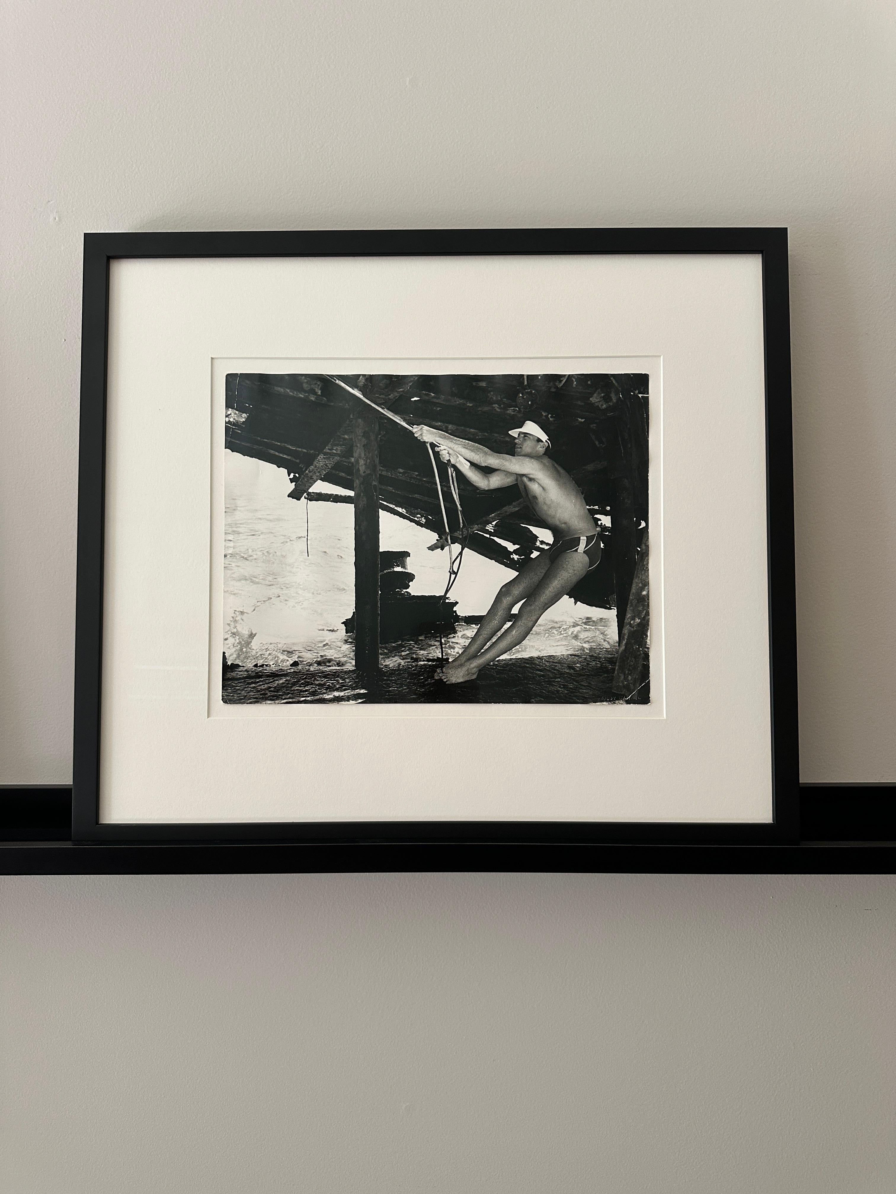 Jon Gould Swinging on Rope (11 x 14 pouces) en vente 2