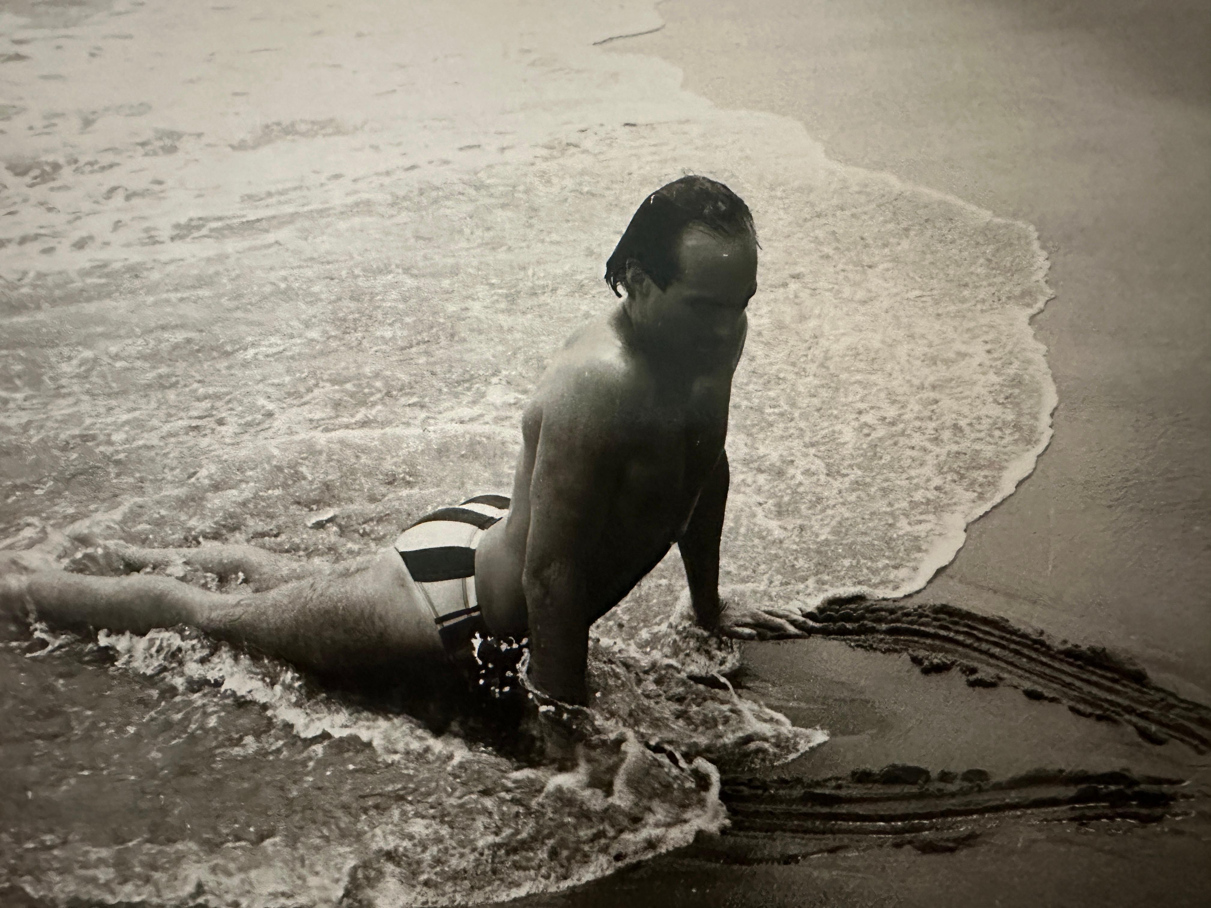Jon Gould au surf à Montauk - Beige Black and White Photograph par Andy Warhol