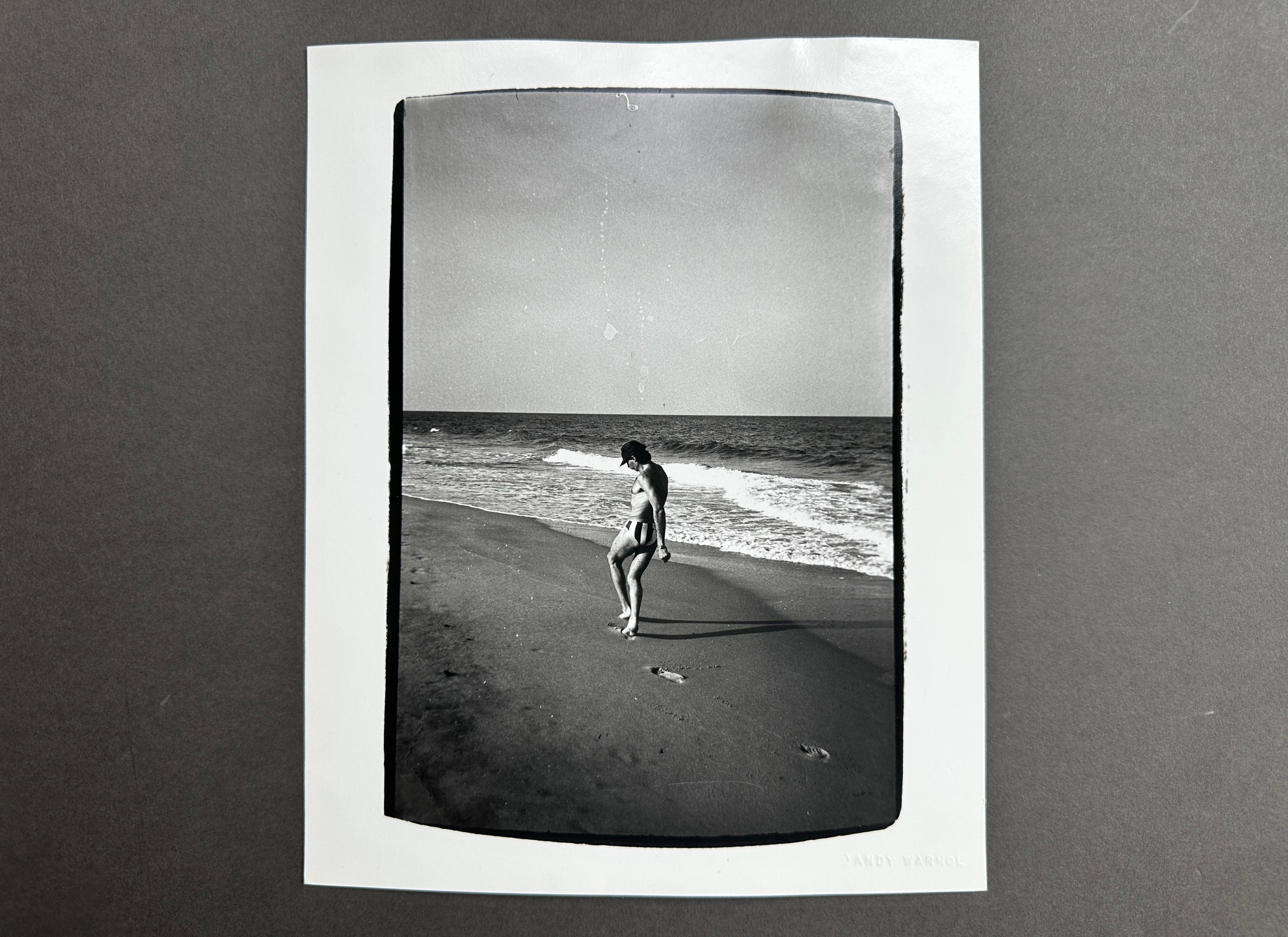 Jon Gould geht im Surfen (Pop-Art), Photograph, von Andy Warhol