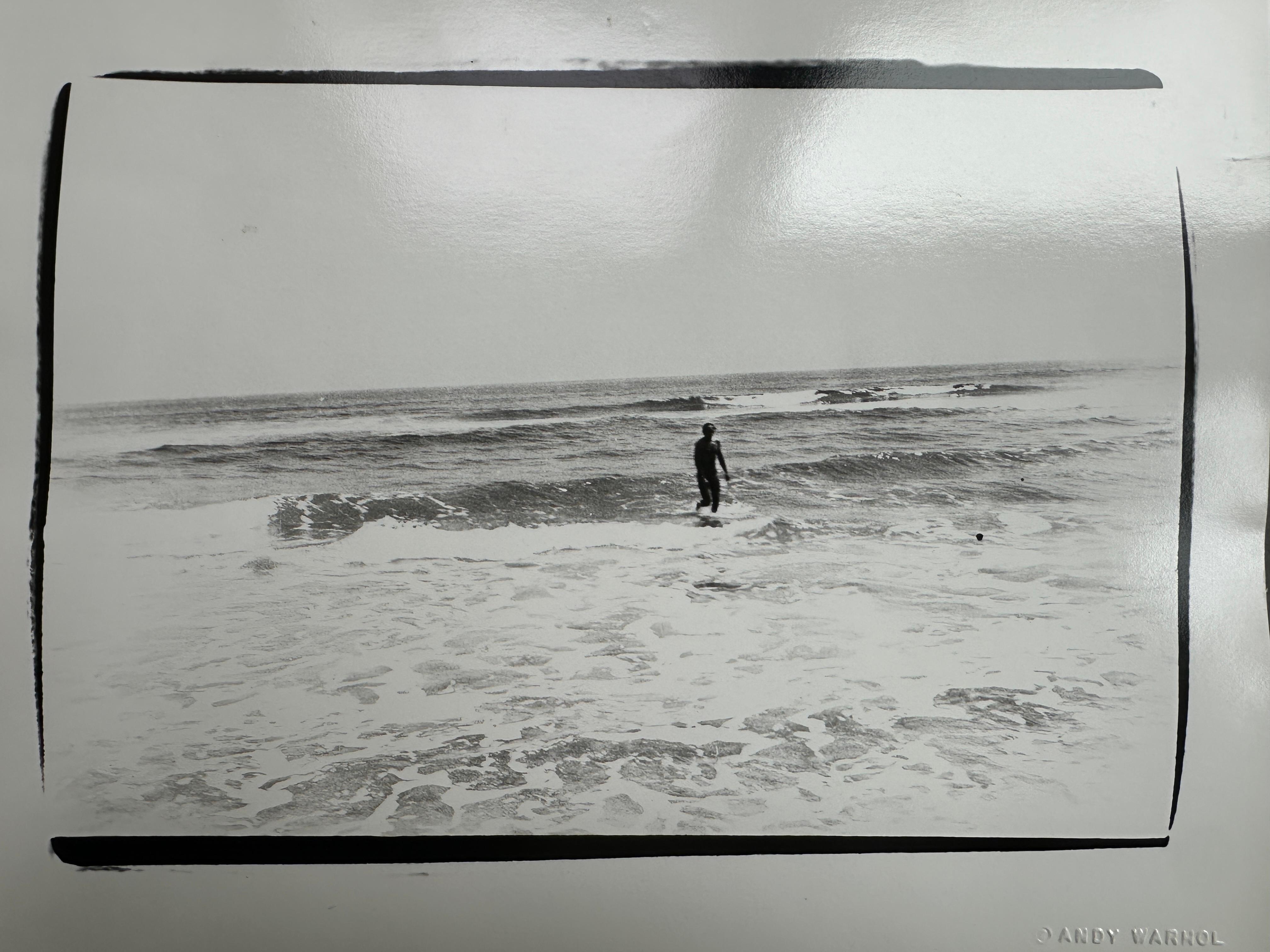 Jon Gould che cammina nel surf a Montauk in vendita 1