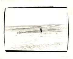 Jon Gould marche dans le surf à Montauk