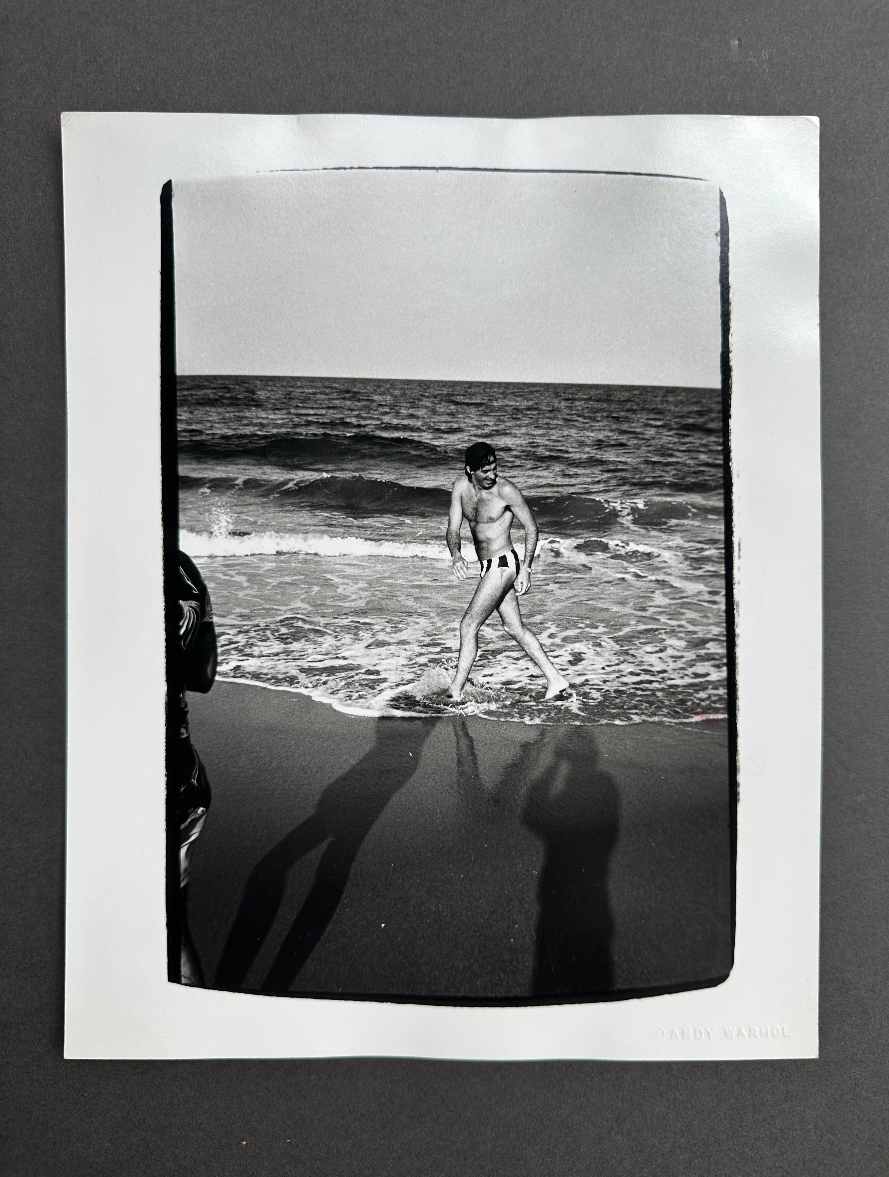 Jon Gould beim Surfen in Palm Beach – Photograph von Andy Warhol