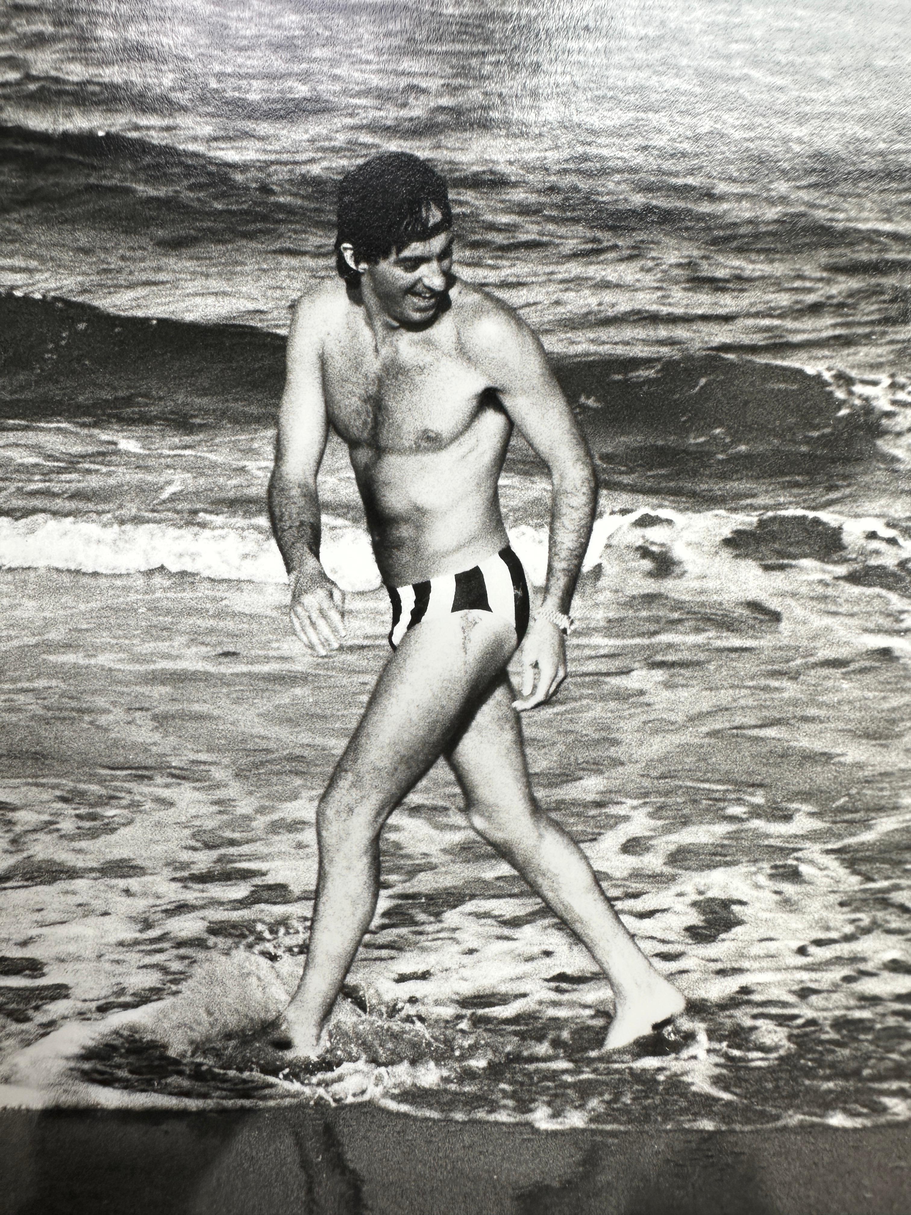 Jon Gould beim Surfen in Palm Beach (Grau), Black and White Photograph, von Andy Warhol