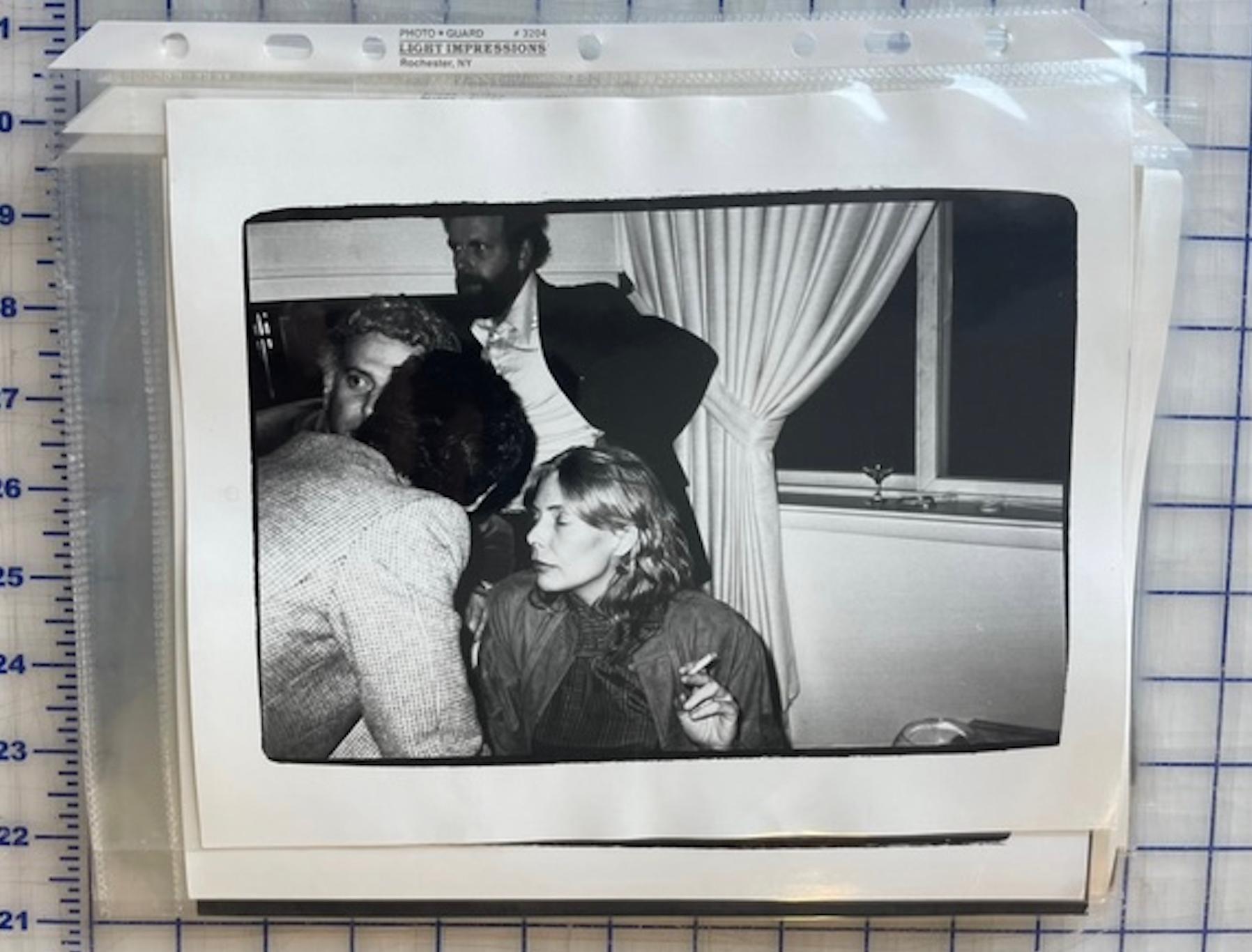 Joni Mitchell y los hombres no identificados - Photograph de Andy Warhol