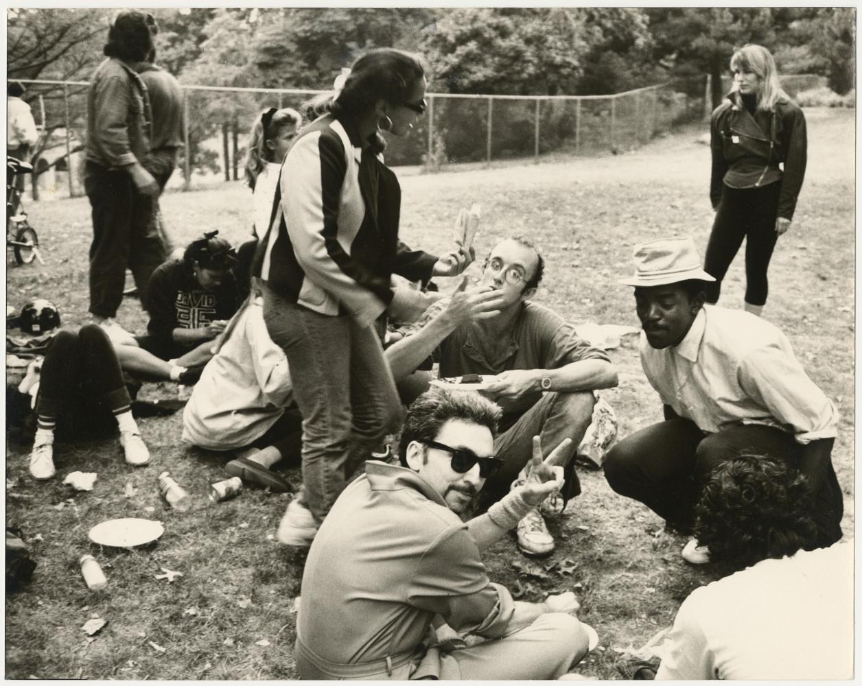 Portrait Photograph Andy Warhol - Keith Haring in Park with Friends - Amicaux
