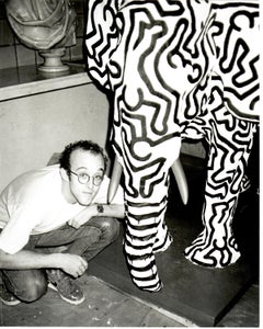 Keith Haring mit bemalter Elefantenstatue in der 22 East 33rd Street