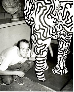 Keith Haring con la statua di un elefante dipinto al 22 di East 33rd Street