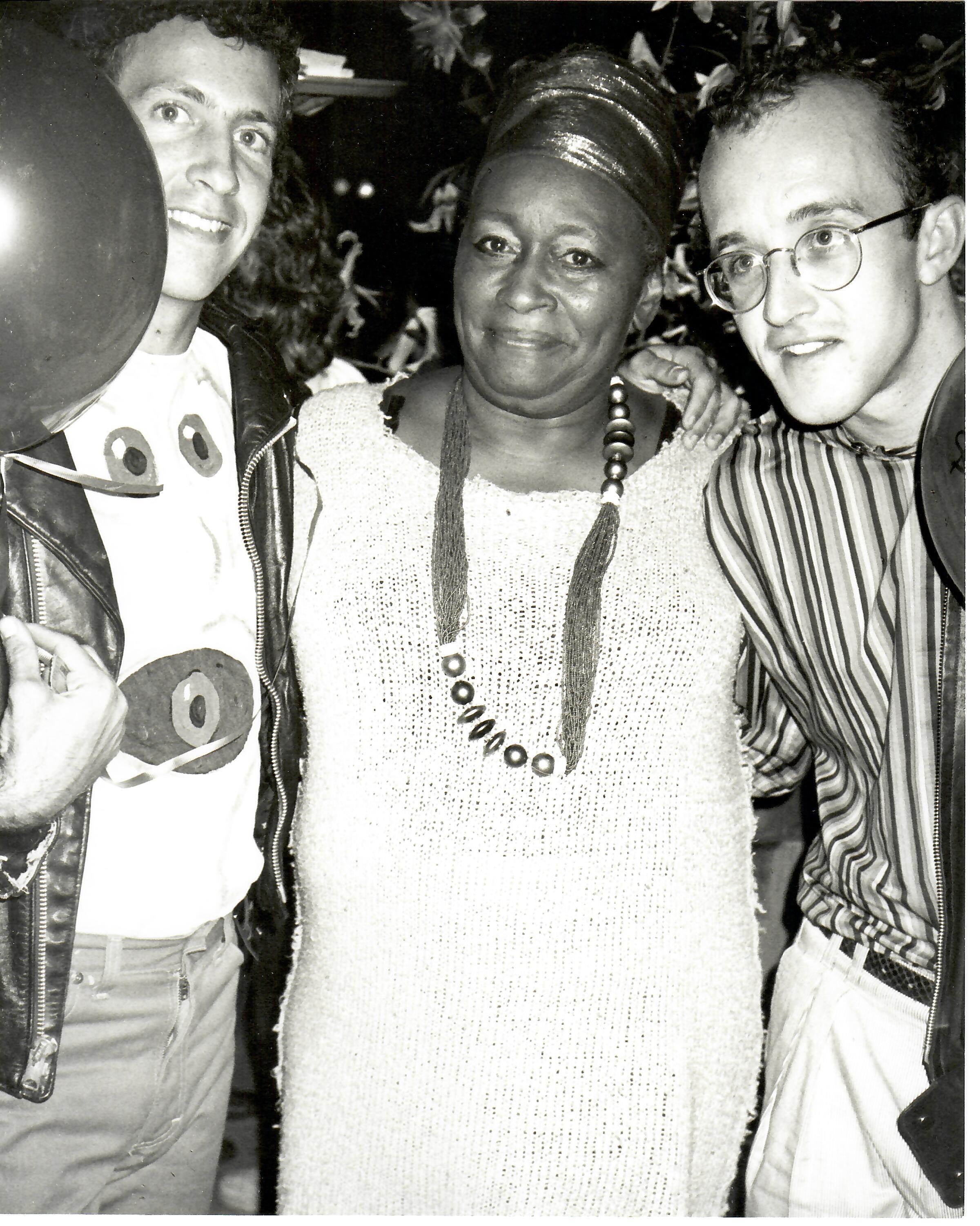Andy Warhol Black and White Photograph – Kenny Scharf, Keith Haring und eine unbekannte Frau im Nachtclub