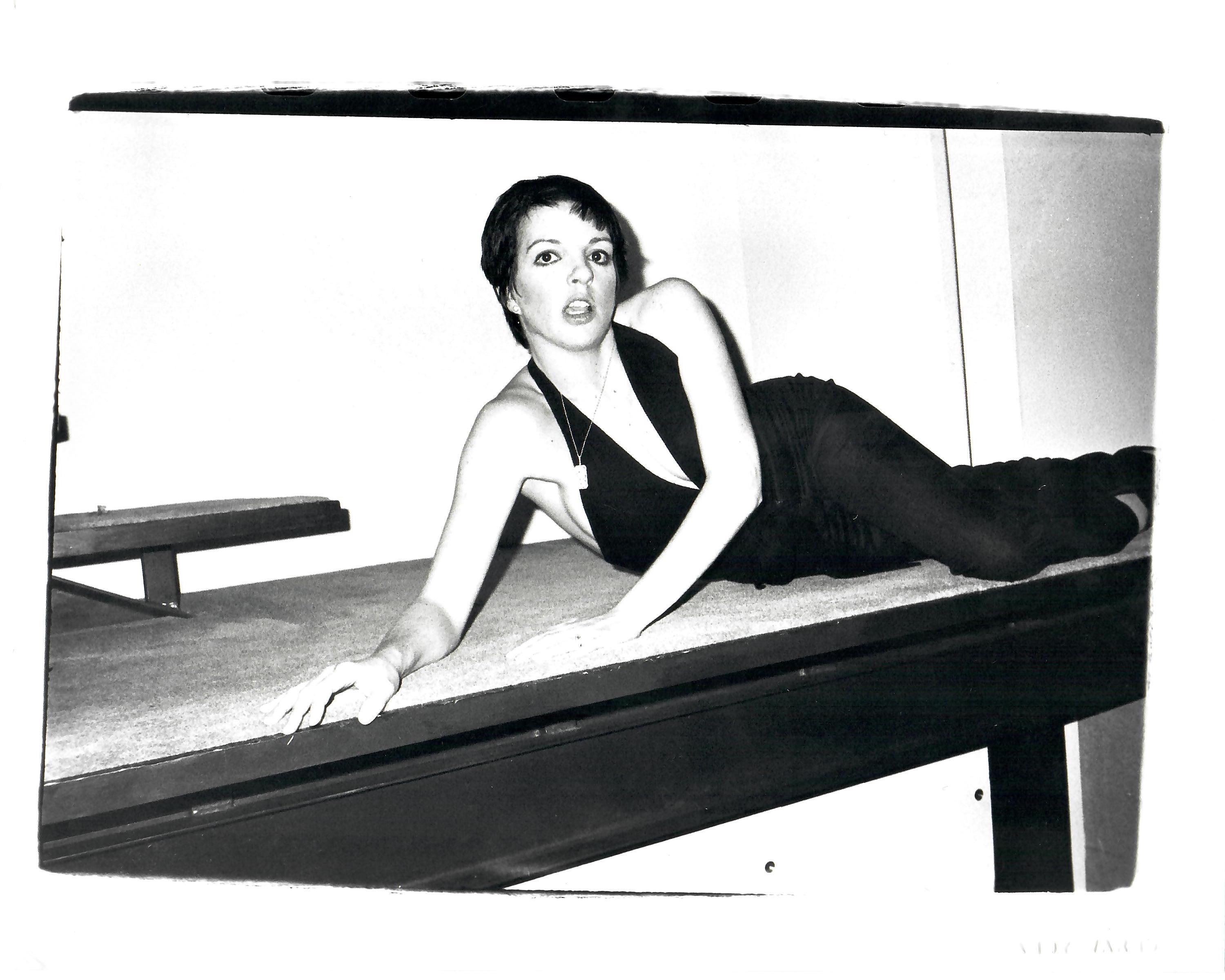 Andy Warhol Black and White Photograph – Liza Minnelli posiert auf dem Boden von Halstons Apartment