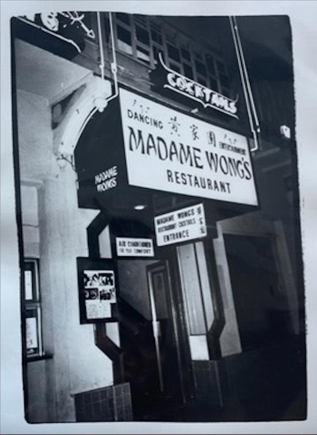 Black and White Photograph de Andy Warhol - Restaurante Madame Wong