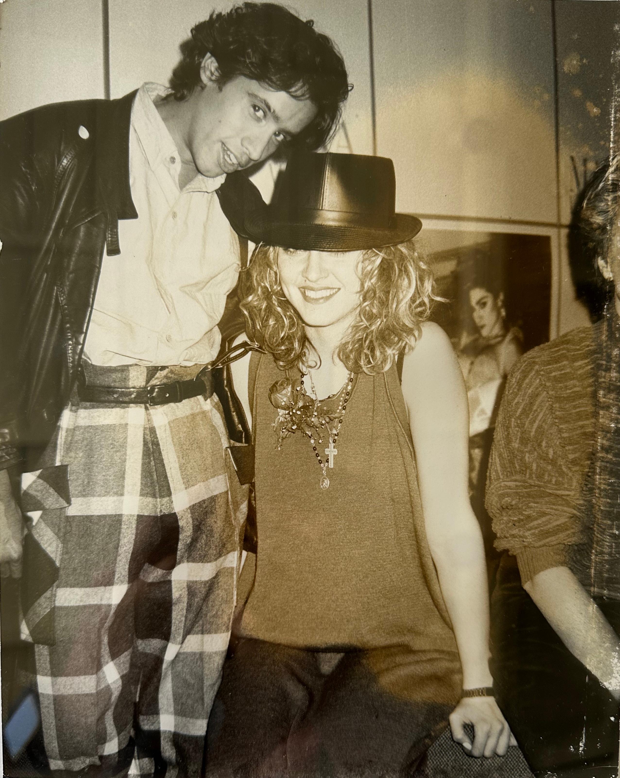 Madonna und John Jellybean Benitez – Photograph von Andy Warhol