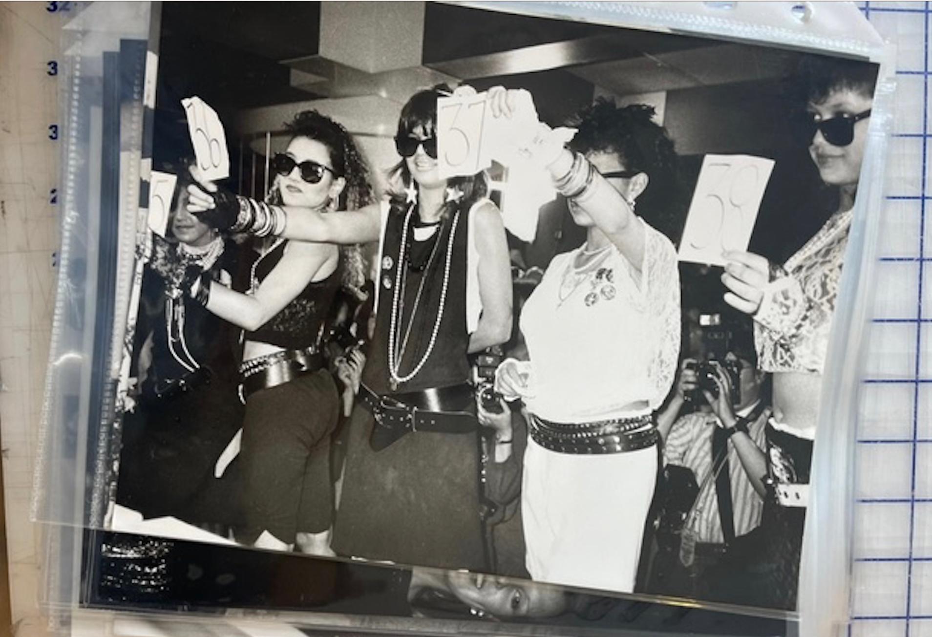 Madonna Look-alike-Wettbewerb bei Macy's – Photograph von Andy Warhol