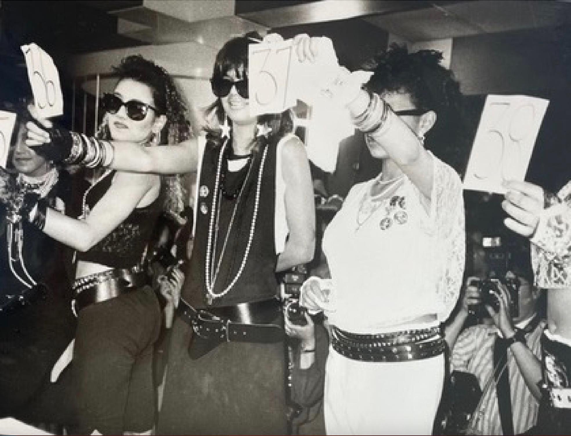 Andy Warhol Black and White Photograph – Madonna Look-alike-Wettbewerb bei Macy's