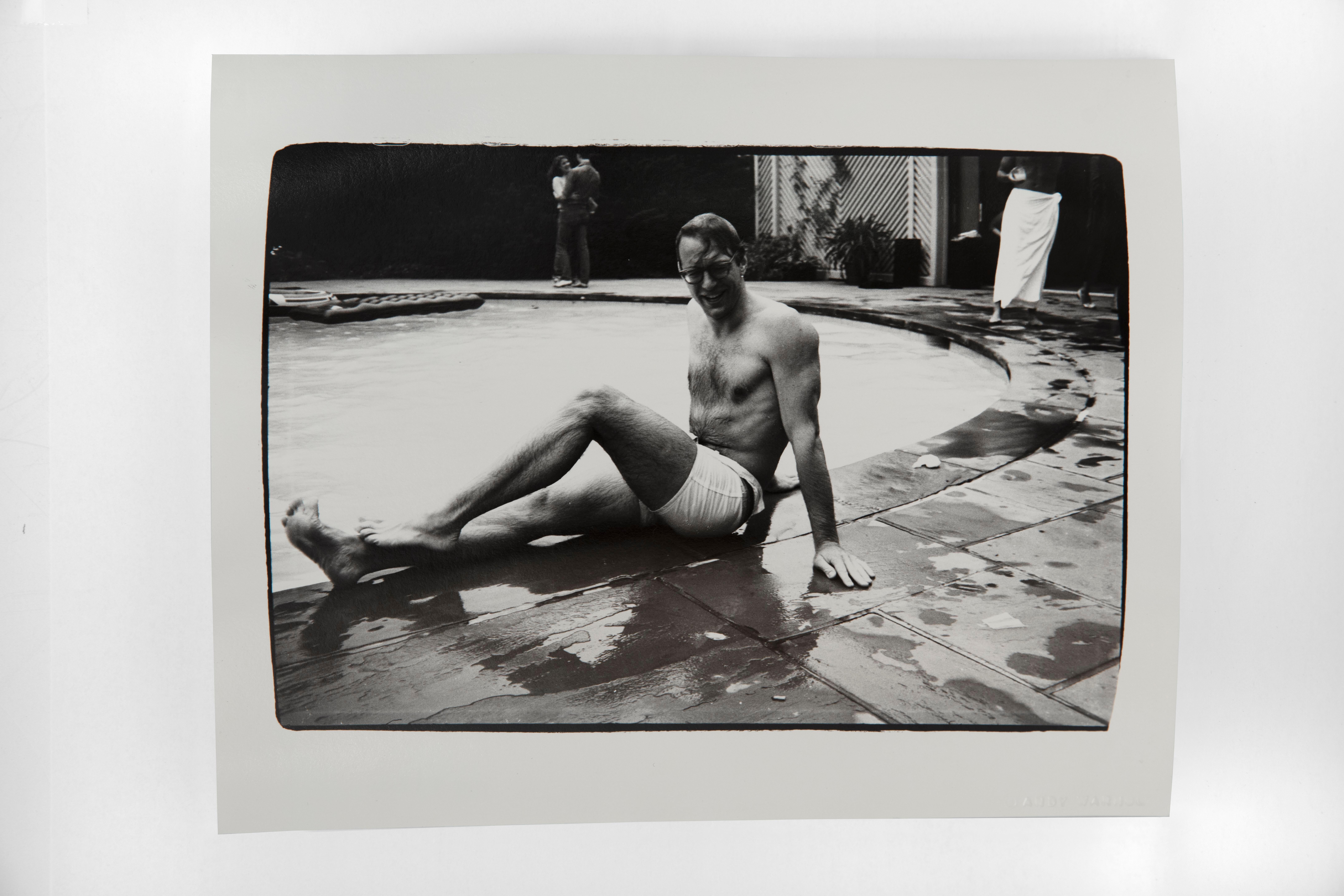 Andy Warhol Black and White Photograph – männlicher Badewann