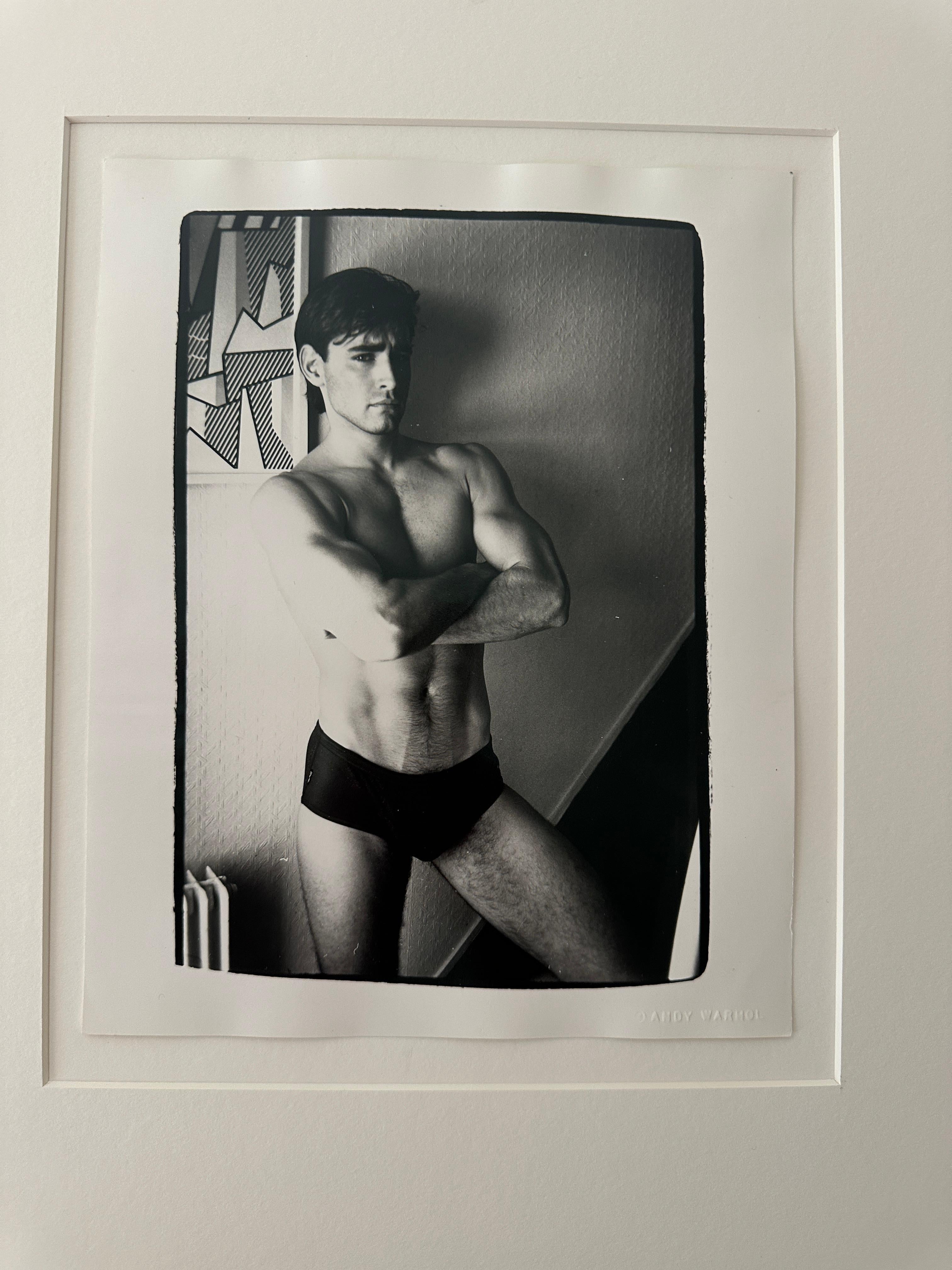 Modèle masculin de torse - Noir Black and White Photograph par Andy Warhol