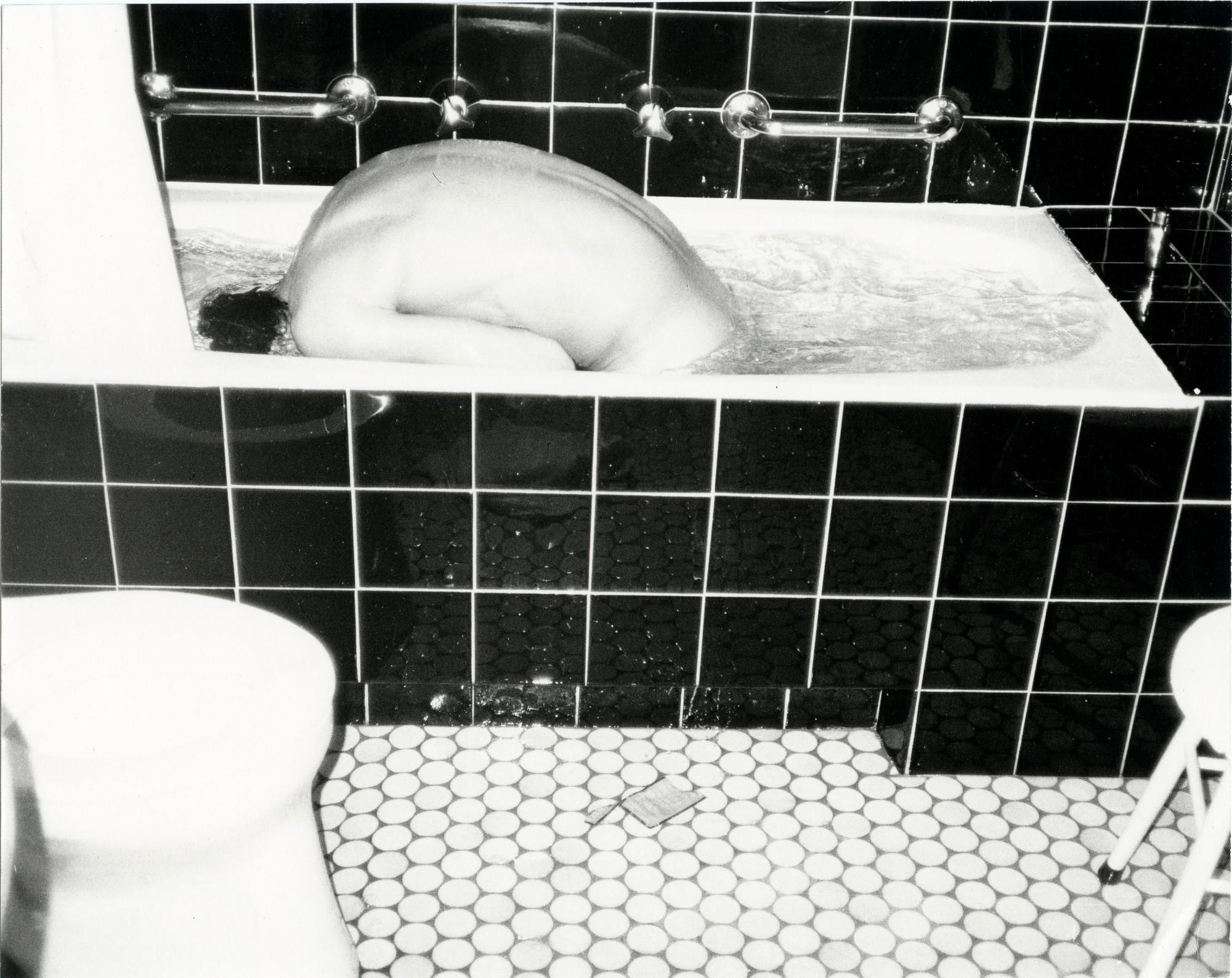 Nude Photograph Andy Warhol - Modèle masculin nu dans une baignoire