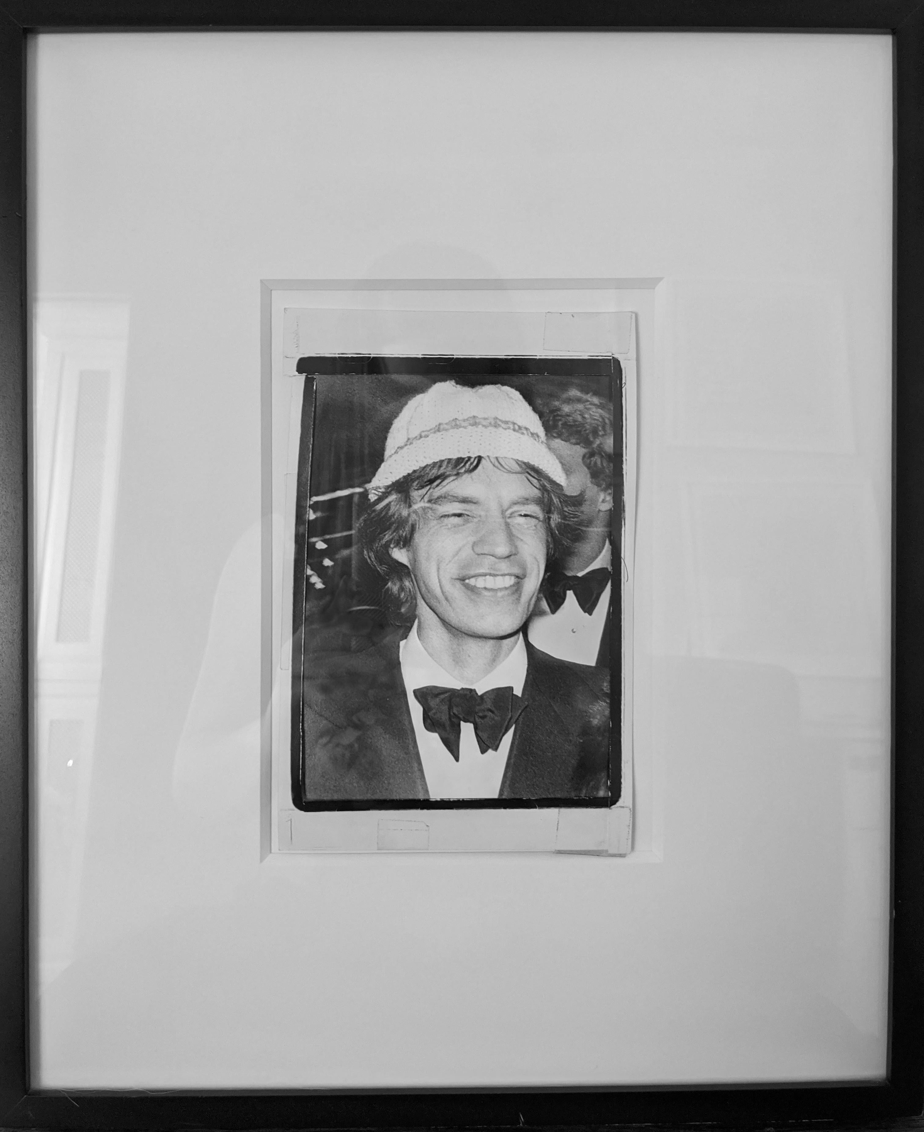 Mick Jagger avec un chapeau pour le magazine Interview - Marron Portrait Photograph par Andy Warhol