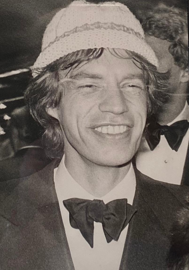 Portrait Photograph Andy Warhol - Mick Jagger avec un chapeau pour le magazine Interview