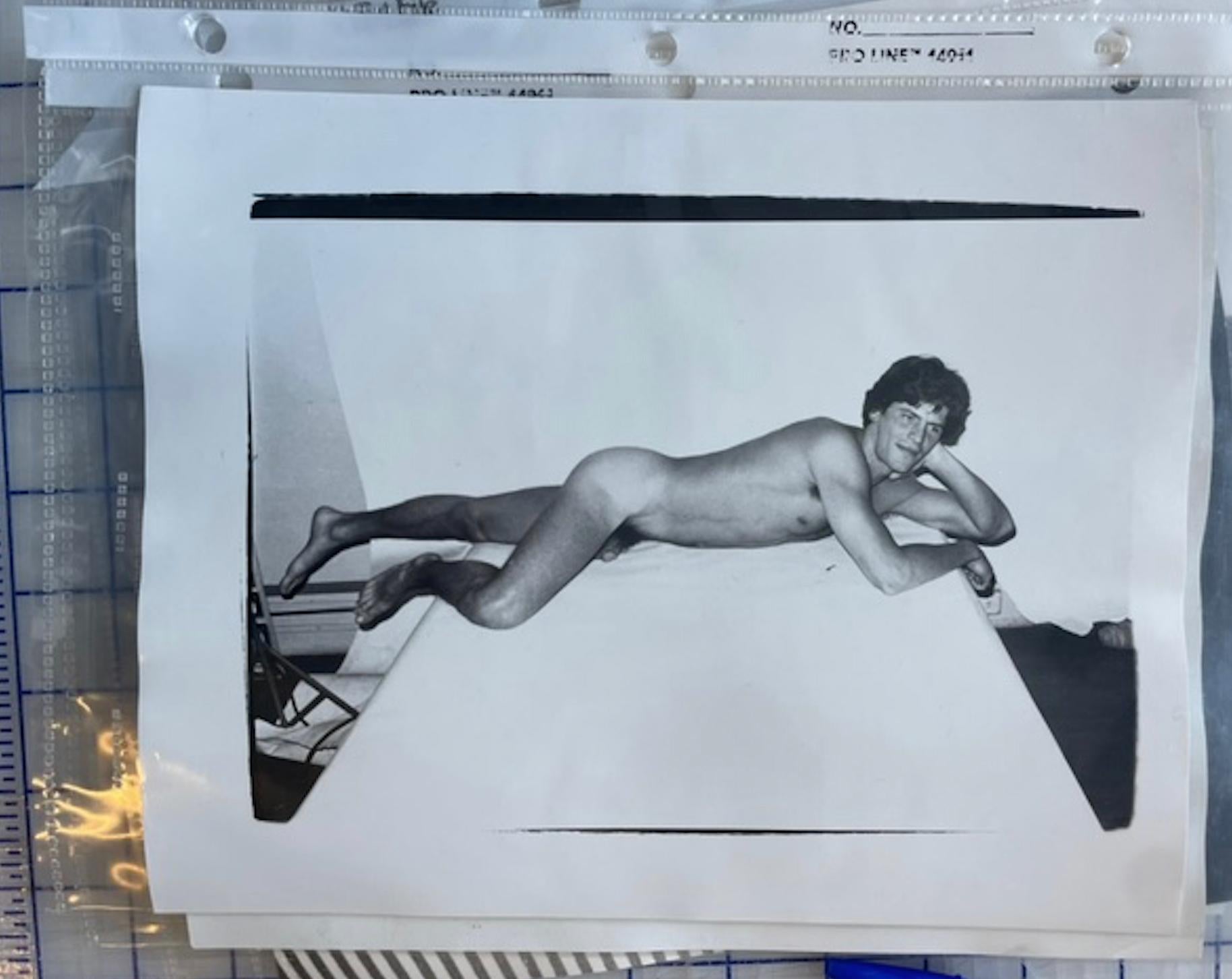Nacktes männliches Modell auf dem Bett – Photograph von Andy Warhol