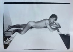 Modello maschile nudo sul letto