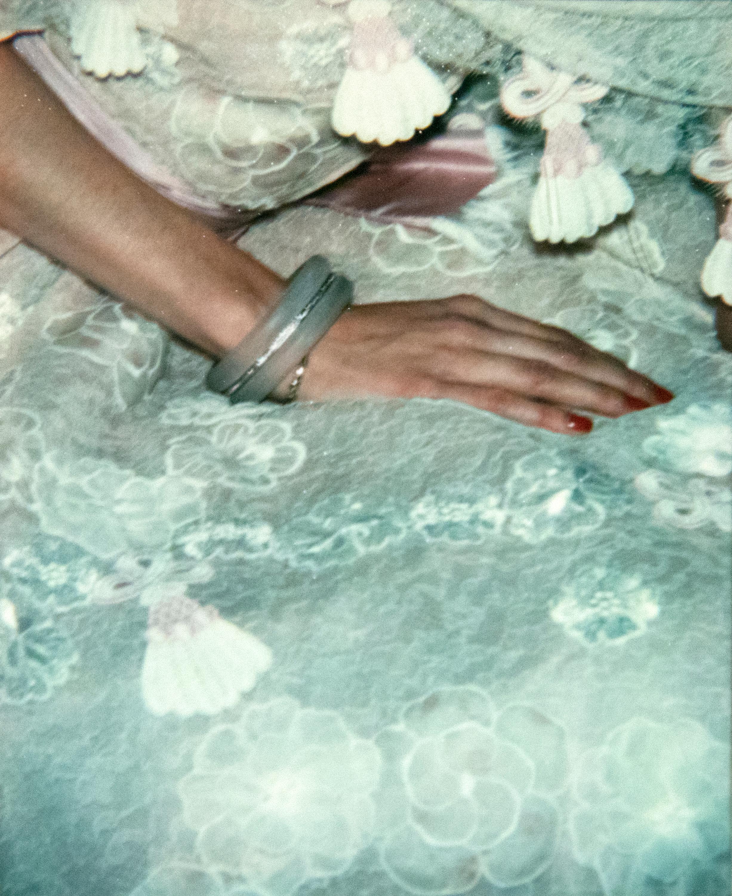 Laola Dominguin-Kleid (Grau), Portrait Photograph, von Andy Warhol