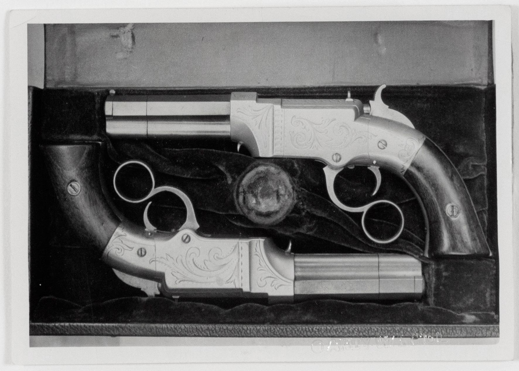 Taschenpistolen – Photograph von Andy Warhol