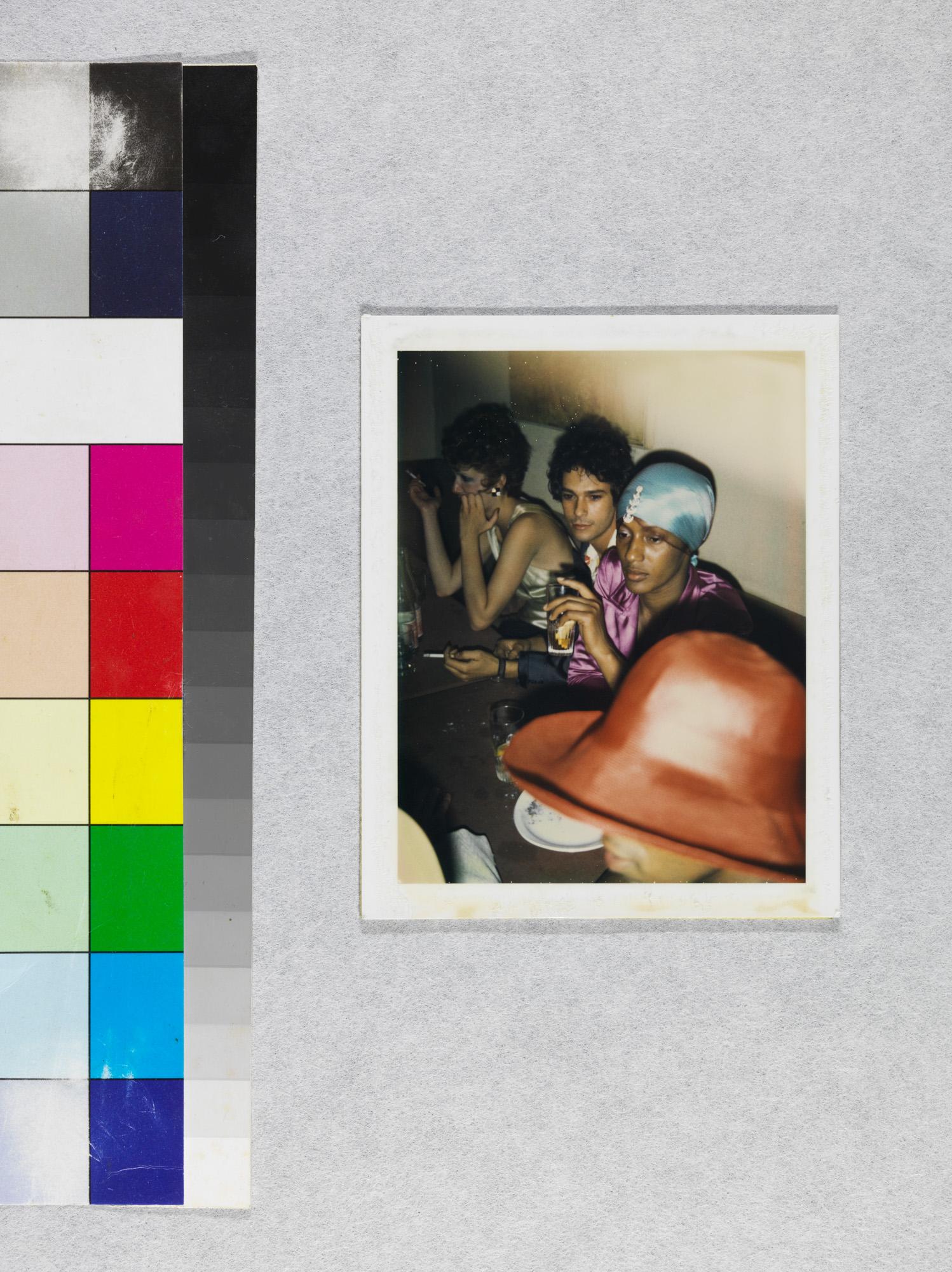 Polaroid von sitzenden Menschen am Tisch von Andy Warhol im Angebot 2