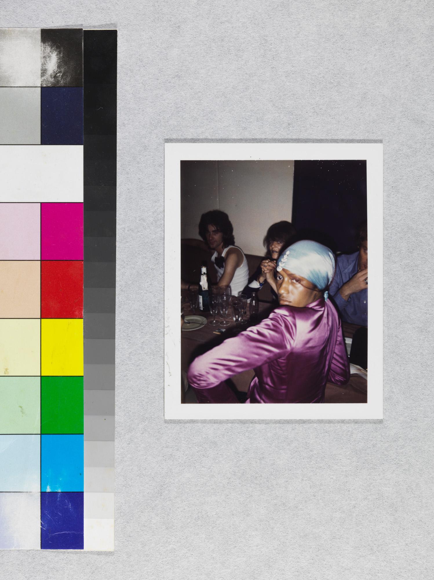 Polaroid des personnes assises à la table d'Andy Warhol en vente 2